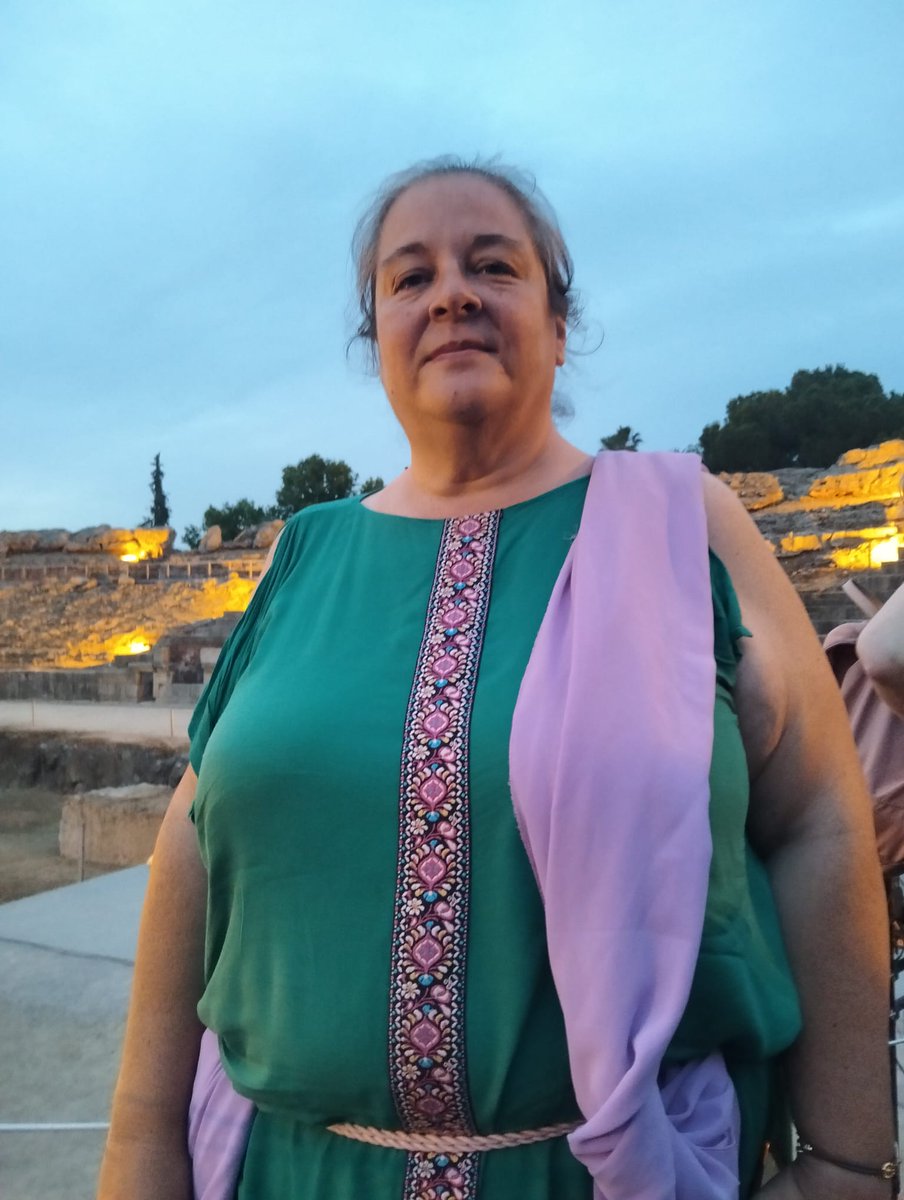 merida_mas's tweet photo. Esperando a la gladiatura nocturna de #EmeritaLvdica https://t.co/LSs1fWhdtO