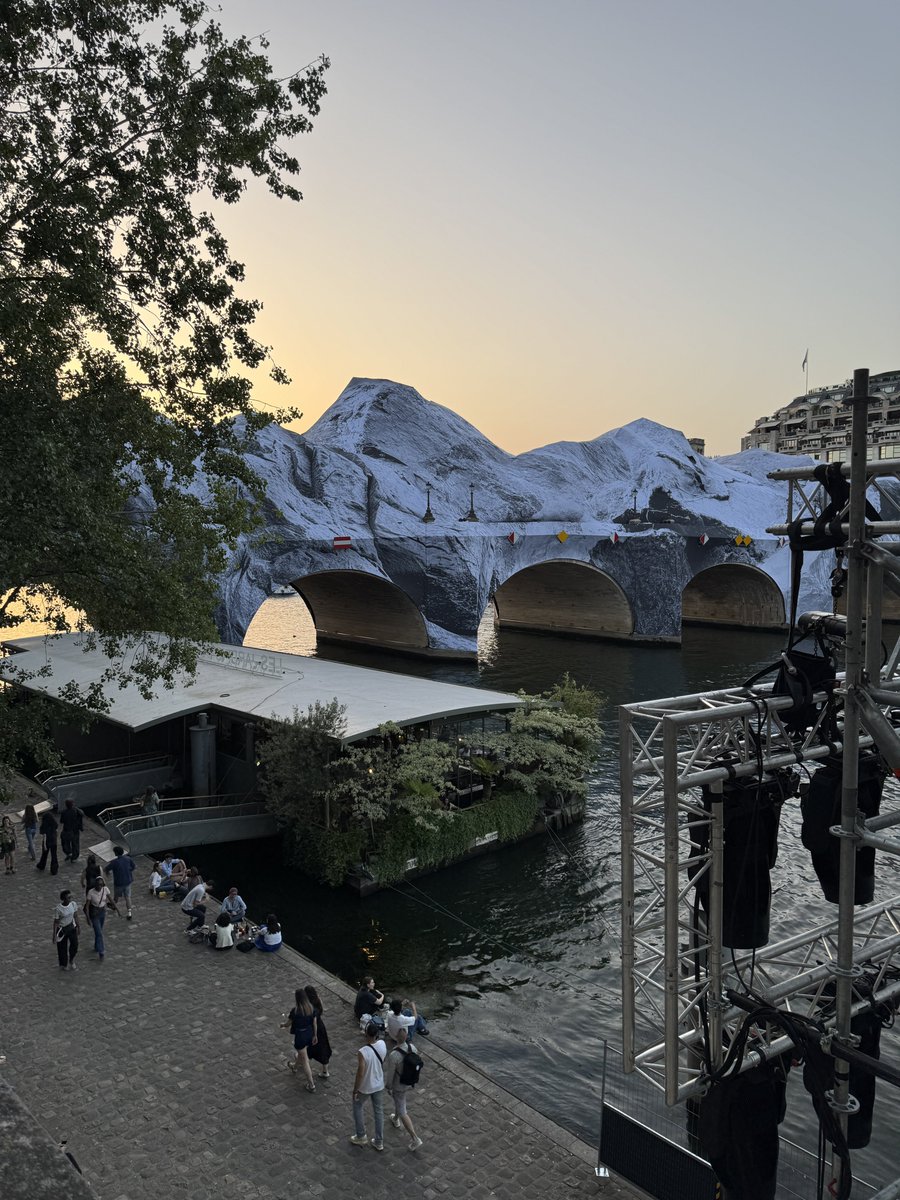 sadiadetp's tweet photo. Ya une montagne enneigé dans le 6ème à Paris sous canicule et personne dis rien? https://t.co/MlQLvXolAz