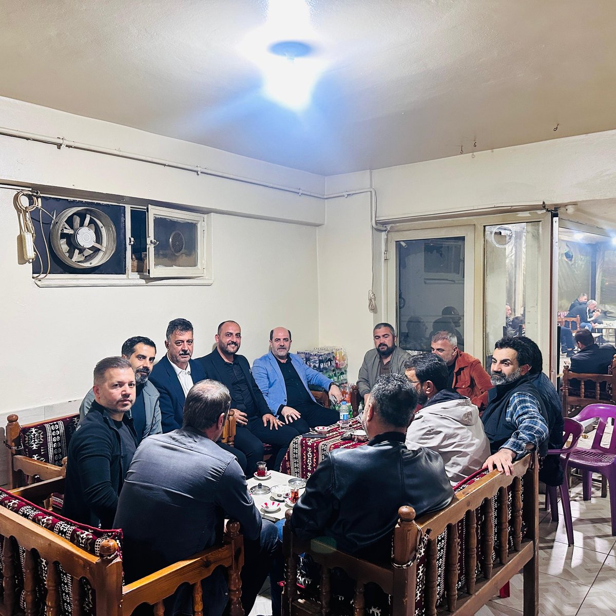 12BMSD's tweet photo. Bingöl Memleket Sevdalıları Dernek Yönetimi olarak, Aşav Genel Başkanı sayın Ziya Sözen ile bir araya geldik.
Çayın tadı da, muhabbeti de ayrı bir güzeldi.
Samimi sohbeti ve misafirperverliği için kendisine teşekkür ederiz.
Birlik ve dayanışmanın güçlendiği bu güzel buluşmaların daim olmasını temenni ediyoruz.
@_cevdetyilmaz @celikcahit @ZiyaSozen