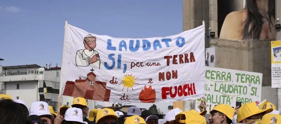 Dariuzzuu's tweet photo. “Esiste infatti una spiritualità dei luoghi, ma che deve tutto alla spiritualità delle persone. Il cambiamento del mondo, infatti, inizia sempre dal cuore”.

#LEONEXIV, Visita Pastorale ad #Acerra (23.05.2026). https://t.co/16LJfO48S2