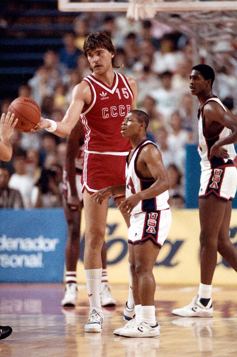 Yomarkiz's tweet photo. Muggsy Bogues tenía una altura de salto vertical de 44 pulgadas (1'12 metros). Este impresionante impulso le permitía llegar con la cabeza cerca del aro y realizar mates durante sus entrenamientos. Muggsy Bogues media: (1'60 m) 🆚️ Arvydas Sabonis (2'21 m) https://t.co/iw6oqZjYcx