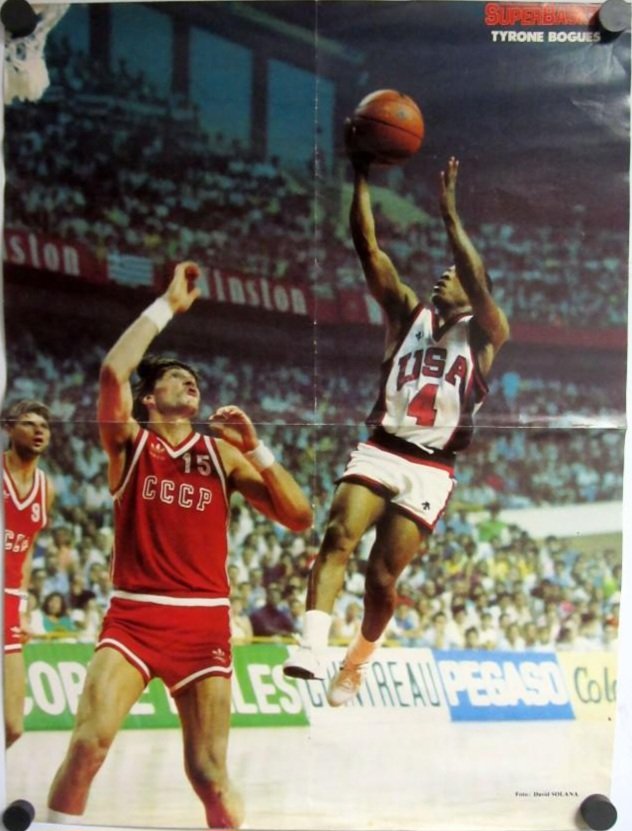 Yomarkiz's tweet photo. Muggsy Bogues tenía una altura de salto vertical de 44 pulgadas (1'12 metros). Este impresionante impulso le permitía llegar con la cabeza cerca del aro y realizar mates durante sus entrenamientos. Muggsy Bogues media: (1'60 m) 🆚️ Arvydas Sabonis (2'21 m) https://t.co/iw6oqZjYcx