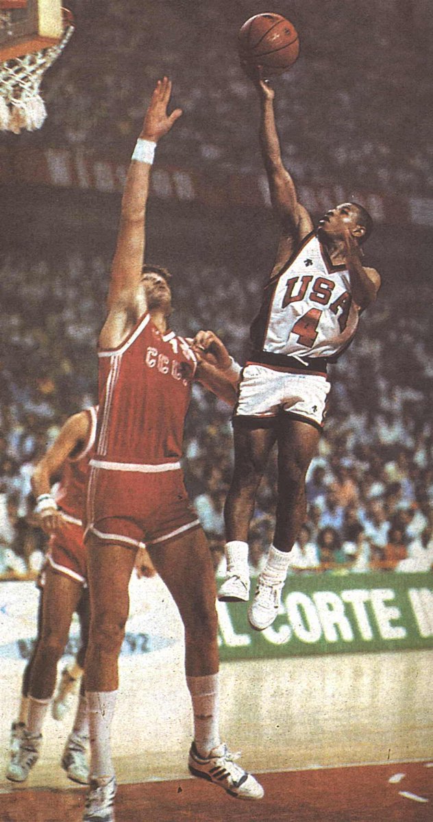 Yomarkiz's tweet photo. Muggsy Bogues tenía una altura de salto vertical de 44 pulgadas (1'12 metros). Este impresionante impulso le permitía llegar con la cabeza cerca del aro y realizar mates durante sus entrenamientos. Muggsy Bogues media: (1'60 m) 🆚️ Arvydas Sabonis (2'21 m) https://t.co/iw6oqZjYcx