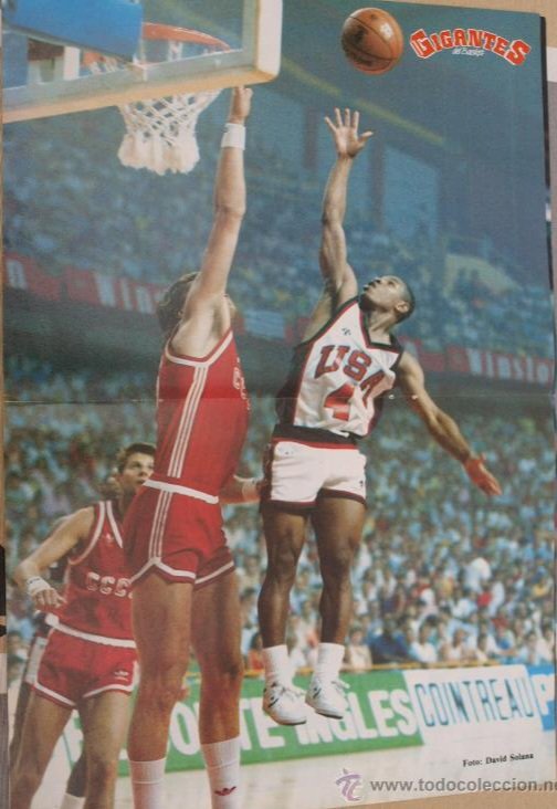 Yomarkiz's tweet photo. Muggsy Bogues tenía una altura de salto vertical de 44 pulgadas (1'12 metros). Este impresionante impulso le permitía llegar con la cabeza cerca del aro y realizar mates durante sus entrenamientos. Muggsy Bogues media: (1'60 m) 🆚️ Arvydas Sabonis (2'21 m) https://t.co/iw6oqZjYcx