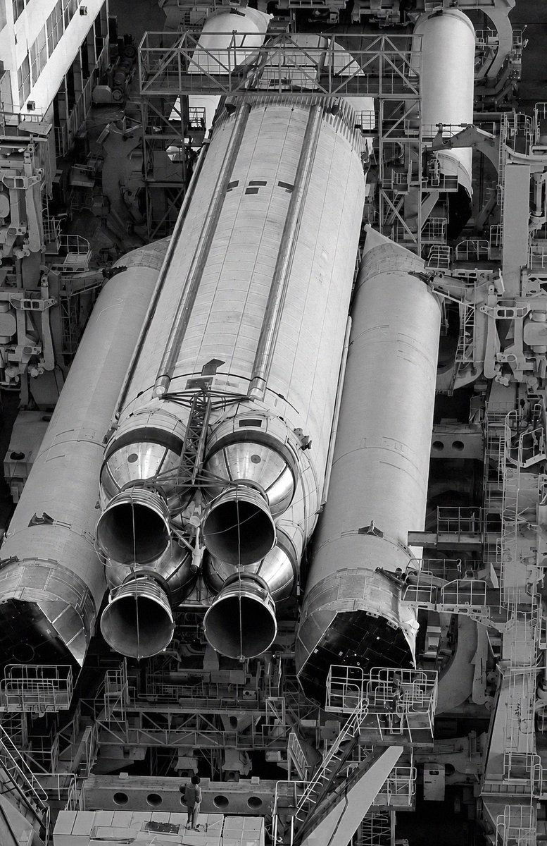 WDequid's tweet photo. Magnificent photograph showing the assembly of a prototype of the Energia heavy rocket, in the MIK RN building (Baikonur Cosmodrome). Early 1980s. 📸🚀
#Buran https://t.co/gXgkpI1Npk