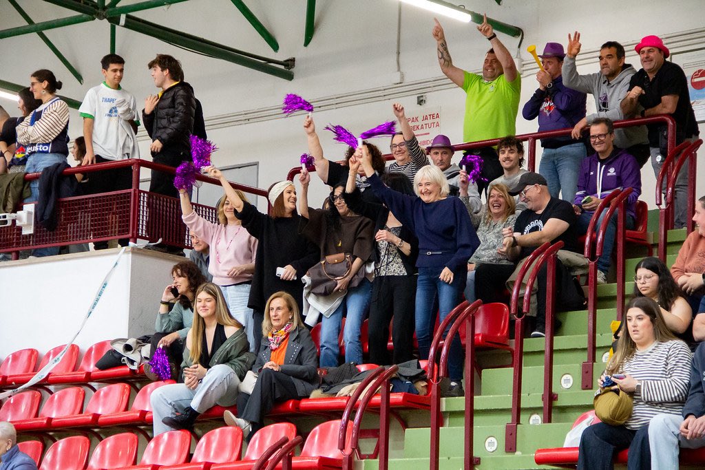 Ointxe's tweet photo. Seniorrak, Gipuzkoako 1. mailako igoera fasea Zarautzen 🏀⛹️‍♀️

Argazki ederrak @mlizarralde 😍
https://t.co/lMLUbHgyqj

#ointxeneskak 💜
#neskenproiektua ⛹️‍♀️
#HarrobiaLanduz 💪
#2.mailaNazionalaGara 😈 https://t.co/rR0QAEv1ZP
