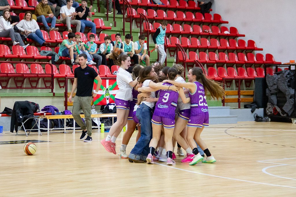 Ointxe's tweet photo. Seniorrak, Gipuzkoako 1. mailako igoera fasea Zarautzen 🏀⛹️‍♀️

Argazki ederrak @mlizarralde 😍
https://t.co/lMLUbHgyqj

#ointxeneskak 💜
#neskenproiektua ⛹️‍♀️
#HarrobiaLanduz 💪
#2.mailaNazionalaGara 😈 https://t.co/rR0QAEv1ZP