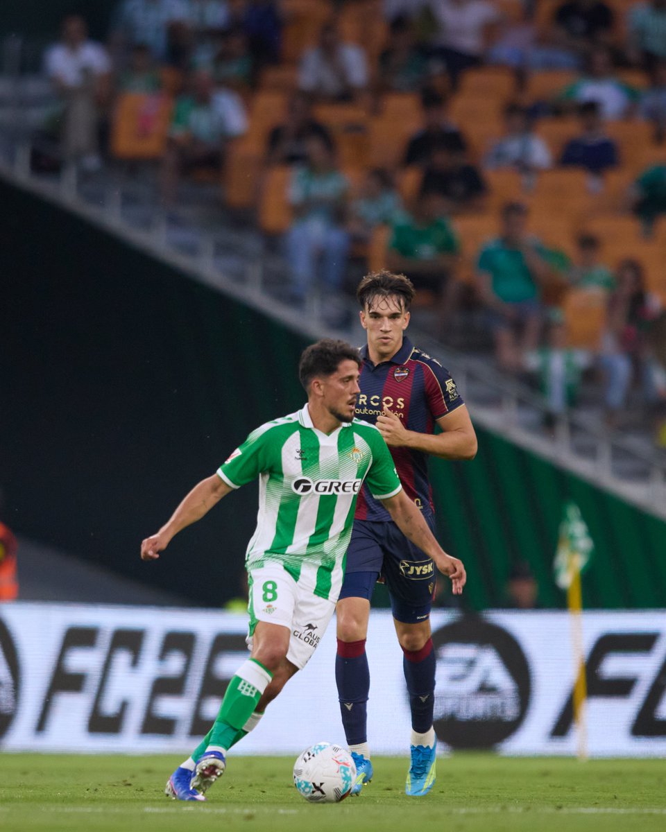 RealBetis's tweet photo. 46' ⏱⚽️ ¡Comienza la segunda parte!

💚🤍 #RealBetisLevanteUD 1-1 🔵🔴

➡ https://t.co/SjDF5pKhL6

#DíaDeBetis https://t.co/MgqAdaLFKS