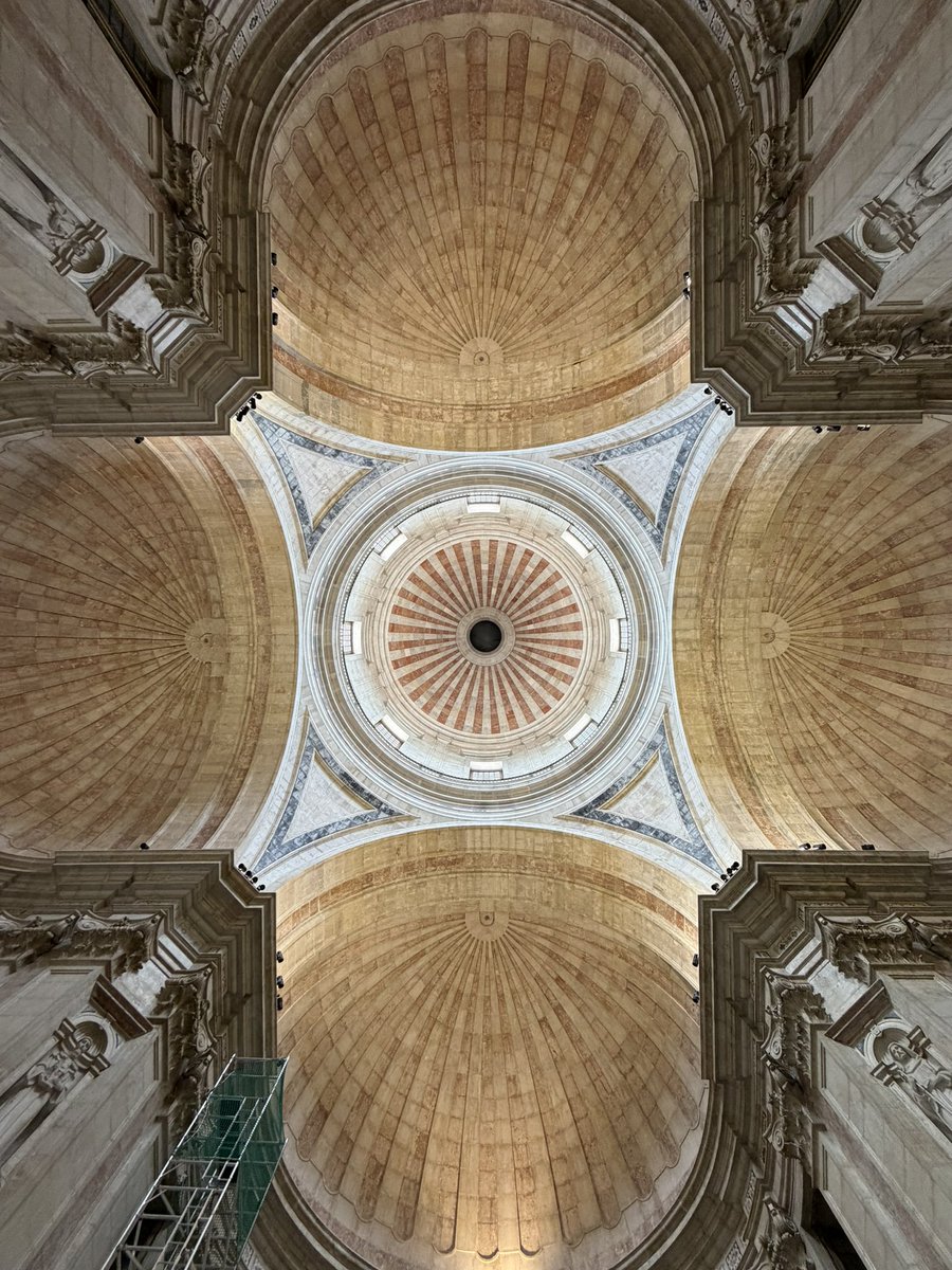RencHorizons's tweet photo. Comment ne pas être subjugué par la beauté de ce lieu, qui n’est autre que le Panthéon Nactional de Santa Engracia ✨ 🇵🇹 https://t.co/CnEx3j7mJh