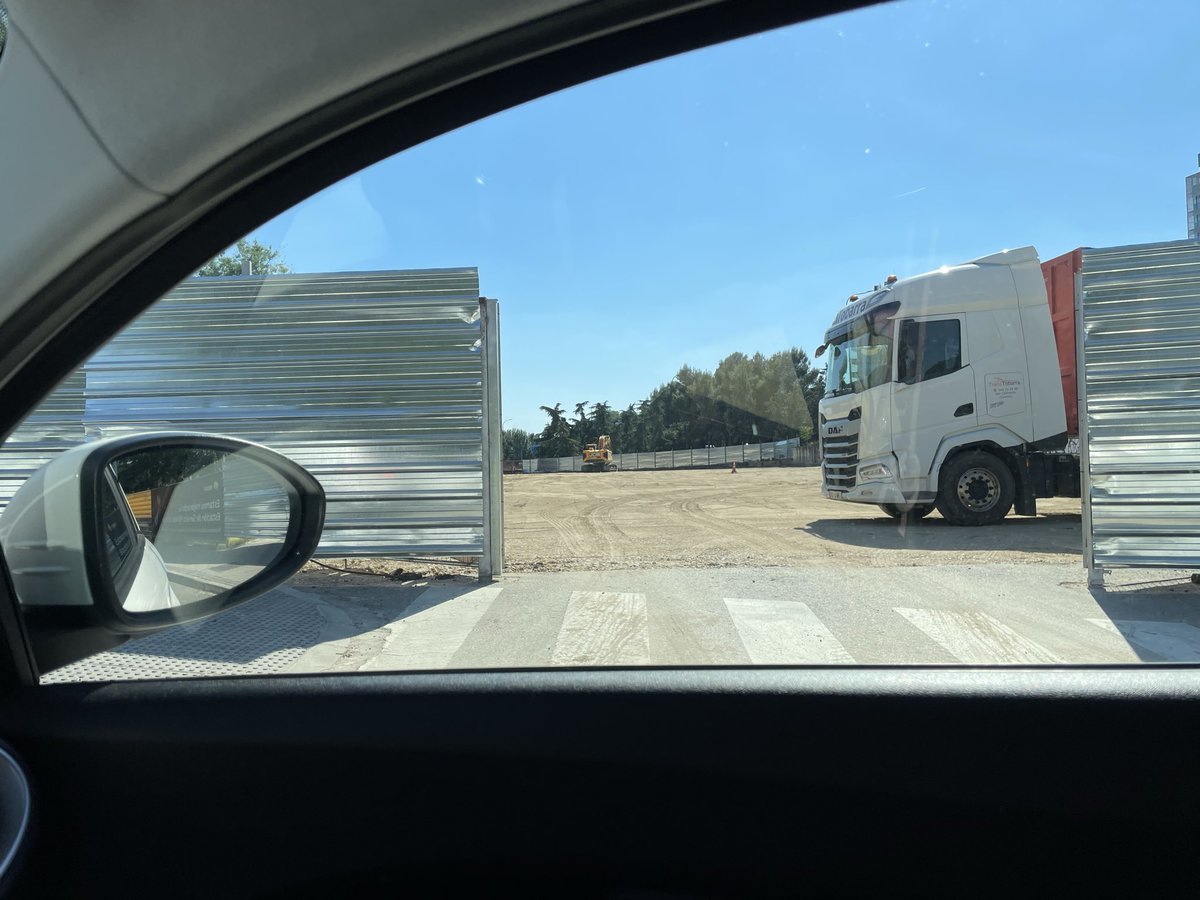 anachannels's tweet photo. @porMendezAlvaro @MADRID pisos y terreno a precio de oro y el barrio sin ningún tipo de servicio. Ahora ya tampoco hay donde lavar el coche. Cierre de la Repsol.  Sin 
Hipercor no han crecido mas que los mendigos en la zona. Se está dejando caer el barrio de manera estrepitosa. https://t.co/iiLjY80pIW