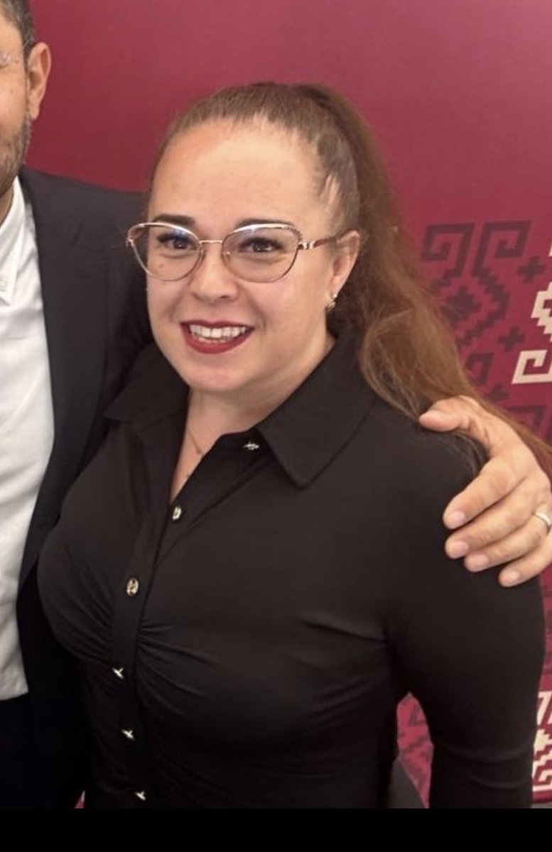 NAVIDNU's tweet photo. Esta señora movió a los comerciantes del centro histórico para quitar las mantas desplegadas en la plancha del zócalo por la oposición. Si la ven SALÚDENLA … 

Quienes serán sus hijos y su familia. Como para dejarles saludos en sus redes https://t.co/V0EozK9YdN