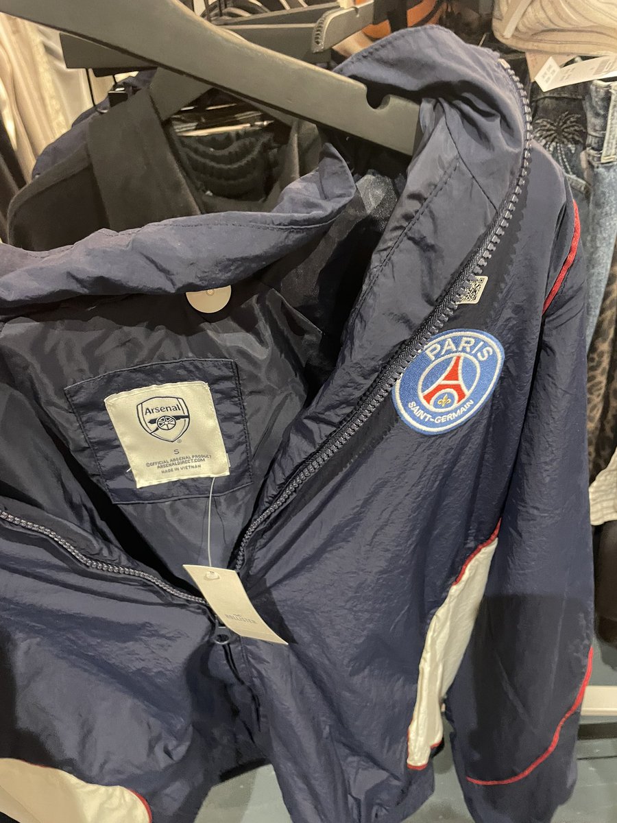 luk3j3ff's tweet photo. @HollisterCo please explain??🥴😂 https://t.co/bVR2fbBhNB