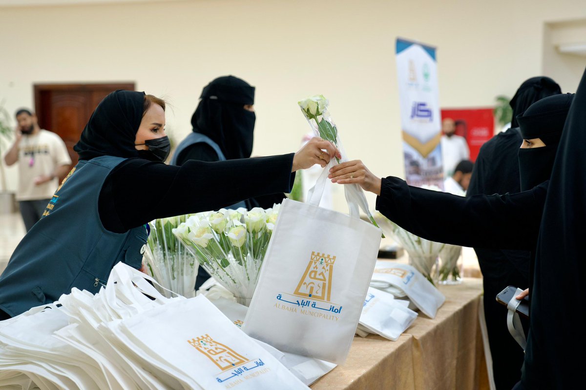 amantalbaha's tweet photo. #يحدث_الآن..
توزيع الهدايا والورود على ضيوف الرحمن من مدينة #الباحة في مشهد يعكس قيم الكرم وحفاوة الاستقبال، ضمن جهود #أمانة_منطقة_الباحة بالشراكة مع #شركة_ركاز لتوديع الحجاج قبل توجههم إلى المشاعر المقدسة. 🕋

#حياكم_الله
#حج_1447هـ 
#وزارة_البلديات_والإسكان https://t.co/0tT3V8gpyh