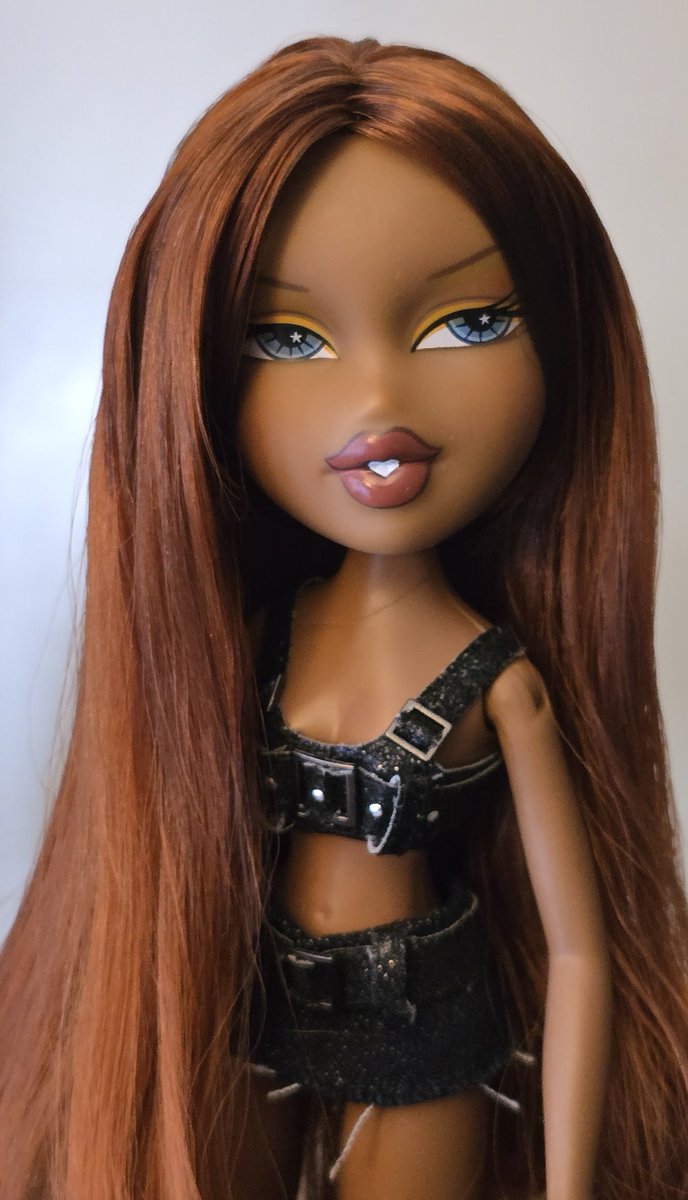 fina1boys's tweet photo. I wish we had accessories for these damn dolls where are the earrings, necklaces, bracelets?? https://t.co/lfwBXVYQuW