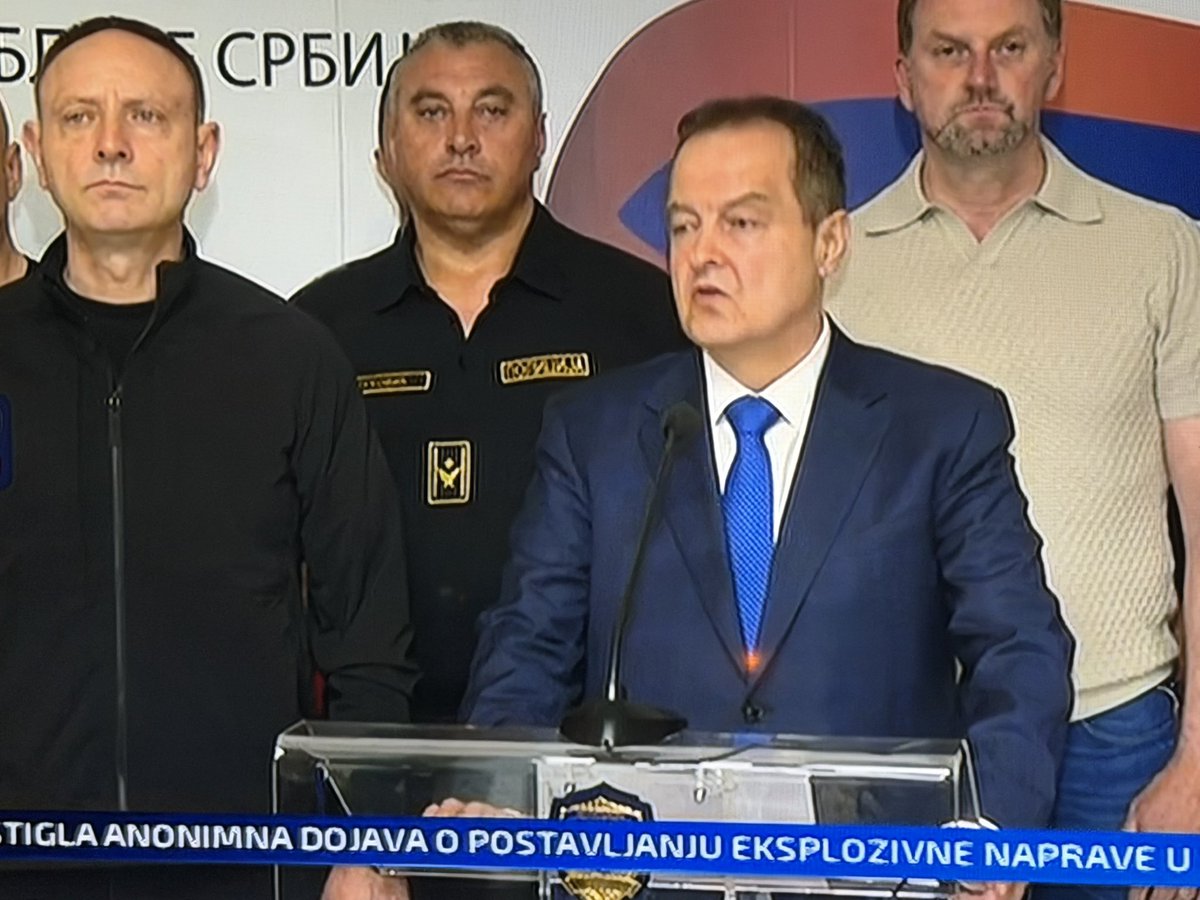 CaslavMicovic's tweet photo. Ju, vidi živ je!  Nema ga kad njegovi trpaju leševe u burad al sad časa ne časi da se oglasi. Smeće debelo. https://t.co/EfZNfbAuzA