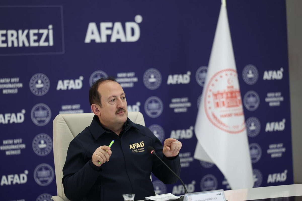 AFADBaskanlik's tweet photo. 📍Hatay 
📍İl AFAD Merkezi 
AFAD Başkanımız Vali Ali Hamza Pehlivan başkanlığında, Hatay ilimiz genelinde etkili olan yoğun yağışlar sonucu meydana gelen sel, su baskını, heyelan, göçük ve mahsur kalma olaylarına ilişkin "Değerlendirme ve Koordinasyon Toplantısı” gerçekleştirildi. 

Toplantının devamında 6 Şubat Depremleri sonrası başlatılmış olan konut,işyeri,köy evi, yol ulaşım ile diğer altyapı ve üst yapı çalışmalarının geldiği aşamalara ilişkin hususlar değerlendirildi.

AFAD Başkanımız Vali Ali Hamza Pehlivan başkanlığında,AFAD Başkan Yardımcısı Cengiz Gevrek, Hatay Vali yardımcısı Mehmet Miraç Topaloğlu, AFAD Destek Hizmetleri Daire Başkanı Gökhan Çebi, AFAD Geçici Barınma ve Lojistik Depo Yönetimi Daire Başkanı Güray Karakaya, AFAD İl Müdürü Taner Bayındır ve  ilgili birim yöneticilerinin katılımıyla, Hatay ilimizde sel ve taşkınlar sonrası başlatılmış olan arama kurtarma, müdahale ve iyileştirme çalışmaları başta olmak üzere sel, su baskını, heyelan,göçük olaylarına karşı yürütülen çalışmalar etraflıca değerlendirildi.

Hatay ilimizde 20-22 Mayıs 2026 tarihleri arasında meydana gelen kuvvetli yağışlar sonucunda özellikle Antakya, Defne, Samandağ, Dörtyol ve Reyhanlı ilçelerimizde yoğun sel ve su baskınları yaşanmıştır.

Hatay'da il genelinde toplam 1.894 ihbar alınmış, bunların 1.888’inin su baskını olduğu tespit edilmiştir. Olaylara 2.261 personel ile 867 araç/iş makinesiyle müdahale edilmektedir.

Kahramanmaraş, Gaziantep, Adana, Ankara, Malatya, Kilis, Osmaniye, Şanlıurfa, Niğde, Konya ve Mersin illerimizden su üstü ve su altı arama-kurtarma personeli, bot ve drone desteği Hatay’a sevk edilmiştir.

Meydana gelen heyelan, sel ve göçük olaylarında maalesef 5 vatandaşımız hayatını kaybetmiş, 17 vatandaşımız yaralanmıştır.

Yağışlar nedeniyle il genelinde 495 vatandaşımız güvenli bölgelere tahliye edilmiş, 32 vatandaşımız geçici olarak barındırılmaktadır. Yoğun yağışlardan kaynaklanan enerji kesintilerinin tamamı giderilmiştir.

Çevre, Şehircilik ve İklim Değişikliği İl Müdürlüğümüzce yapılan hasar tespit çalışmalarında 39 hanenin hasarsız, 10 hanenin az hasarlı, 2 hanenin yıkık ve 5 hanenin değerlendirme dışı olduğu belirlenmiştir.

Meteoroloji Genel Müdürlüğümüz tarafından Hatay ilimizde 24.05.2026 tarihinde saat 06.00'da başlayıp aynı gün saat 21.00'de bitecek olan gök gürültülü sağanak yağış uyarısı doğrultusunda ekiplerimiz teyakkuz halindedir.

Devletimiz tüm kurumlarıyla sahadadır. Gelişmeler, AFAD Başkanlığımız tarafından Türkiye Afet Müdahale Planı(TAMP) kapsamında ilgili bütün kurum ve kuruluşlarla koordinasyon halinde takip edilmekte, vatandaşlarımızın can ve mal güvenliği için çalışmalarımız aralıksız devam etmektedir.

Hayatını kaybeden vatandaşlarımıza Allah'tan rahmet, ailelerine başsağlığı, yaralı vatandaşlarımıza acil şifalar dileriz. 

Olumsuz hava olaylarından etkilenen tüm vatandaşlarımıza bir kez daha geçmiş olsun dileklerimizi sunarız.

#AFAD 🇹🇷