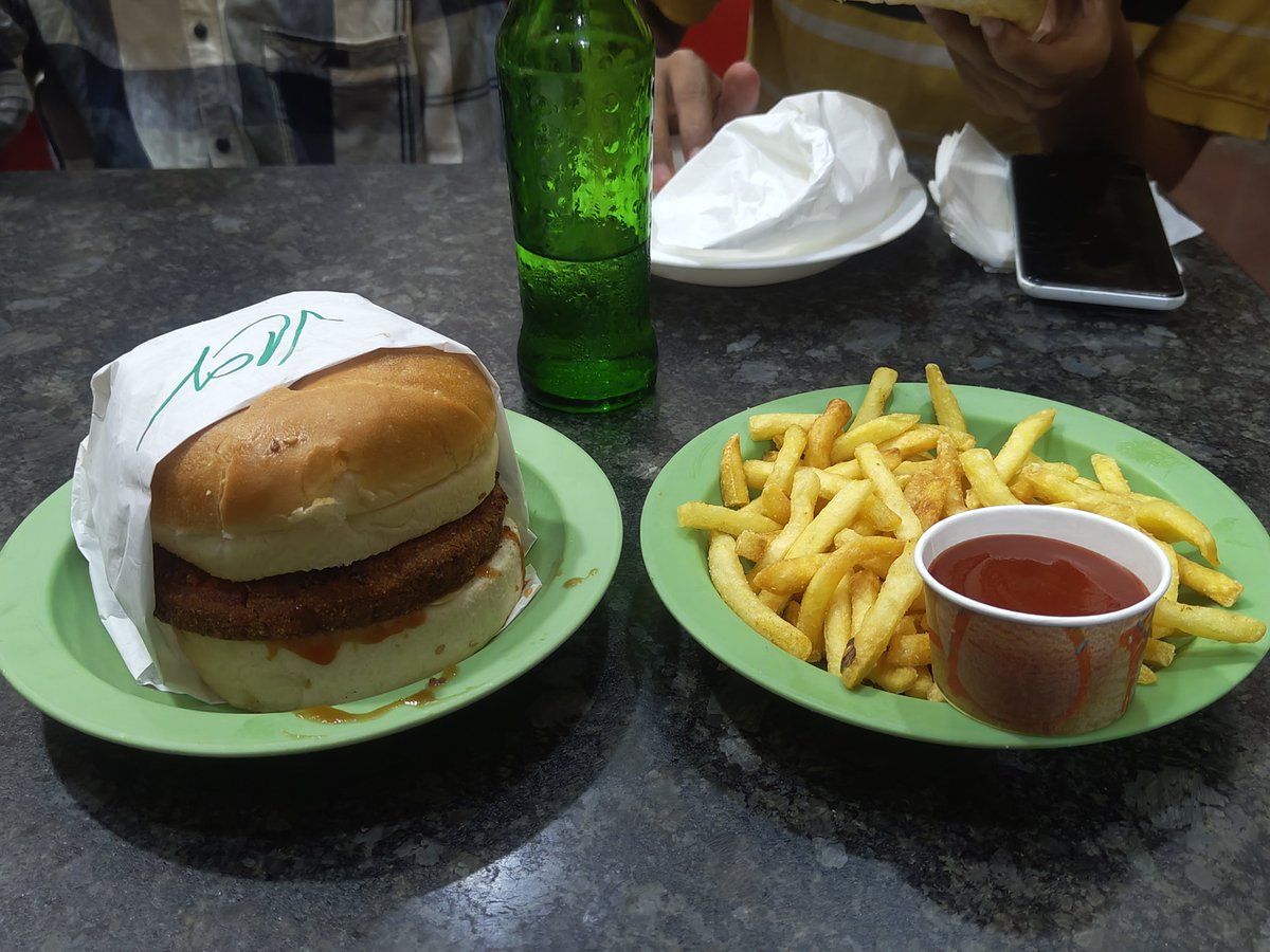 TrendinChai's tweet photo. The OG Camp Burger, Pune. 

Just after waiting for 40 mins! 🫠 https://t.co/hZdxhB3SLk