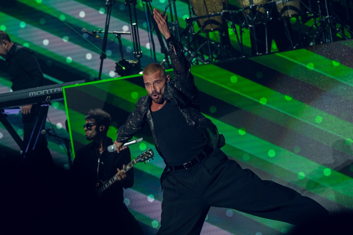 CuradasVE's tweet photo. La música y la protesta se cruzaron

Tensión en Podgorica

Los tensos momentos vividos durante un concierto de Ricky Martin en la capital de Montenegro, donde los disturbios políticos y el uso de gas lacrimógeno en los alrededores no lograron detener el espectáculo ni apagar la energía del público.

Lee la nota completa aquí

https://t.co/BBoPUrneCO