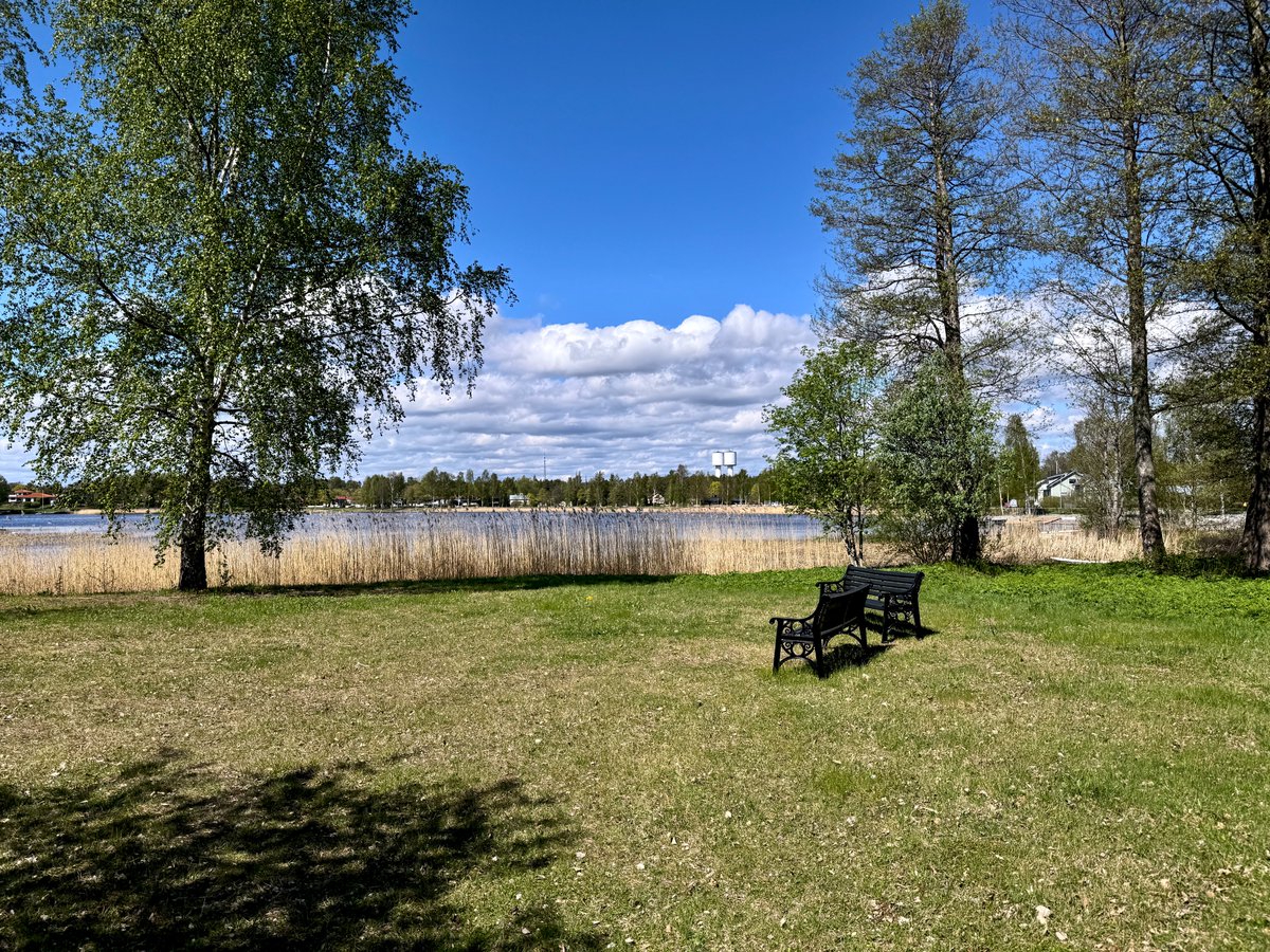 Juupis's tweet photo. Tästä hautausmaan ja meren välisestä alueesta on tullut minulle paikka pysähtyä hetkeksi. Käyn tuolla roskia keräämässä ja tuohon kun istahtaa, niin kylläpä mieli rauhoittuu 😊 https://t.co/p0ms3UGC1J