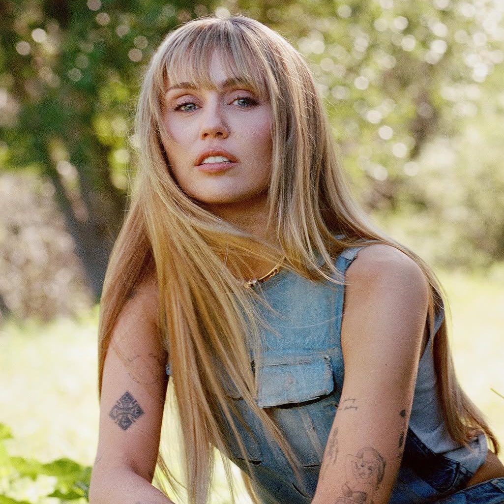 hqmileynow's tweet photo. NOVA ERA? Miley Cyrus removeu os destaques de ‘Younger You’ e do especial de 20 anos de Hannah Montana no Instagram. 👀 https://t.co/Z6rAS72TdZ