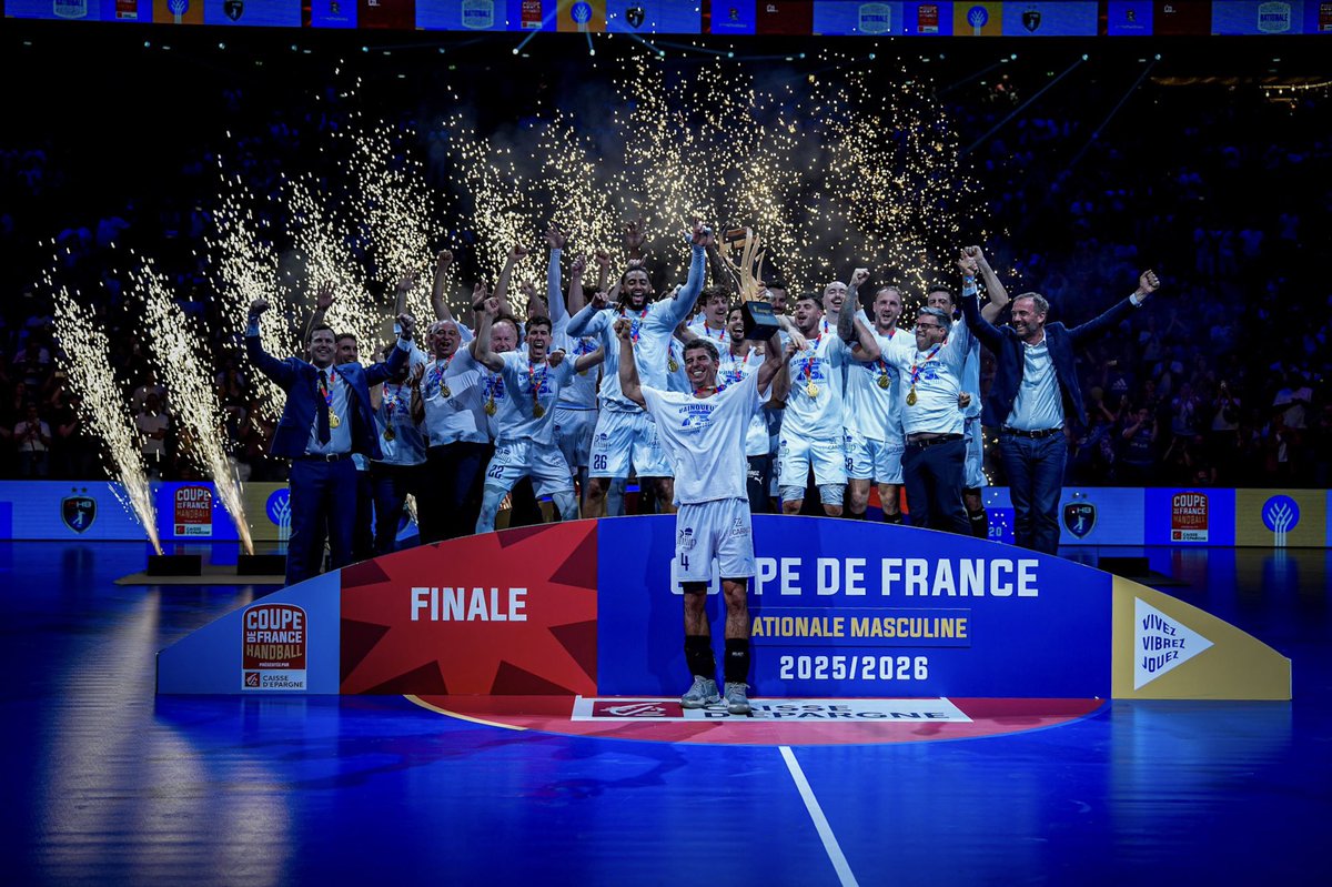 mhbofficiel's tweet photo. 𝘿𝙞𝙚𝙜𝙤 𝙎𝙞𝙢𝙤𝙣𝙚𝙩 qui soulève un nouveau trophée avec le Montpellier Handball 🏆🥹

#MontpellierBrille https://t.co/P9C1M8ohg6