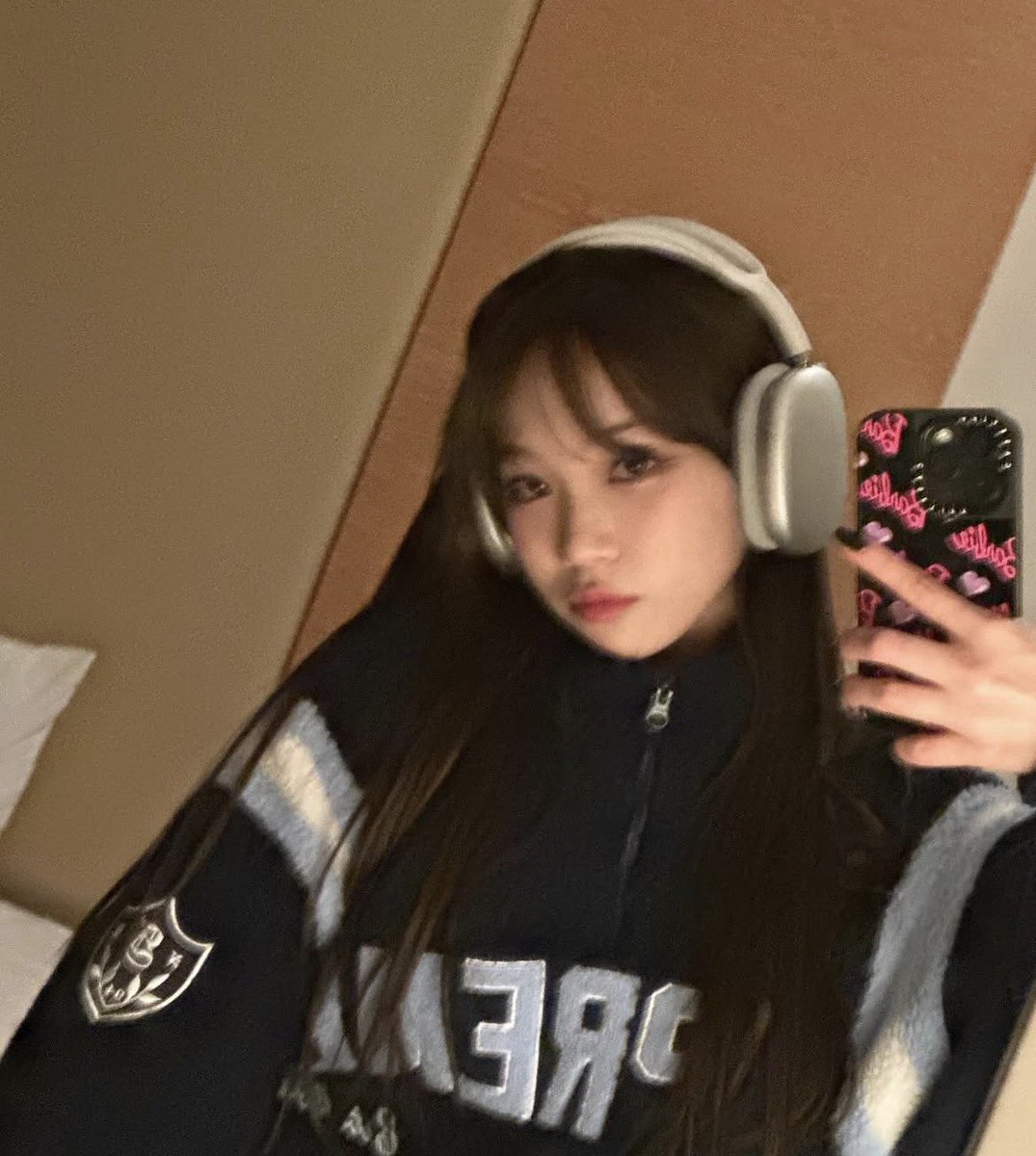 tripIekiII's tweet photo. headphones on 🎧 https://t.co/EeYX4HDT4O