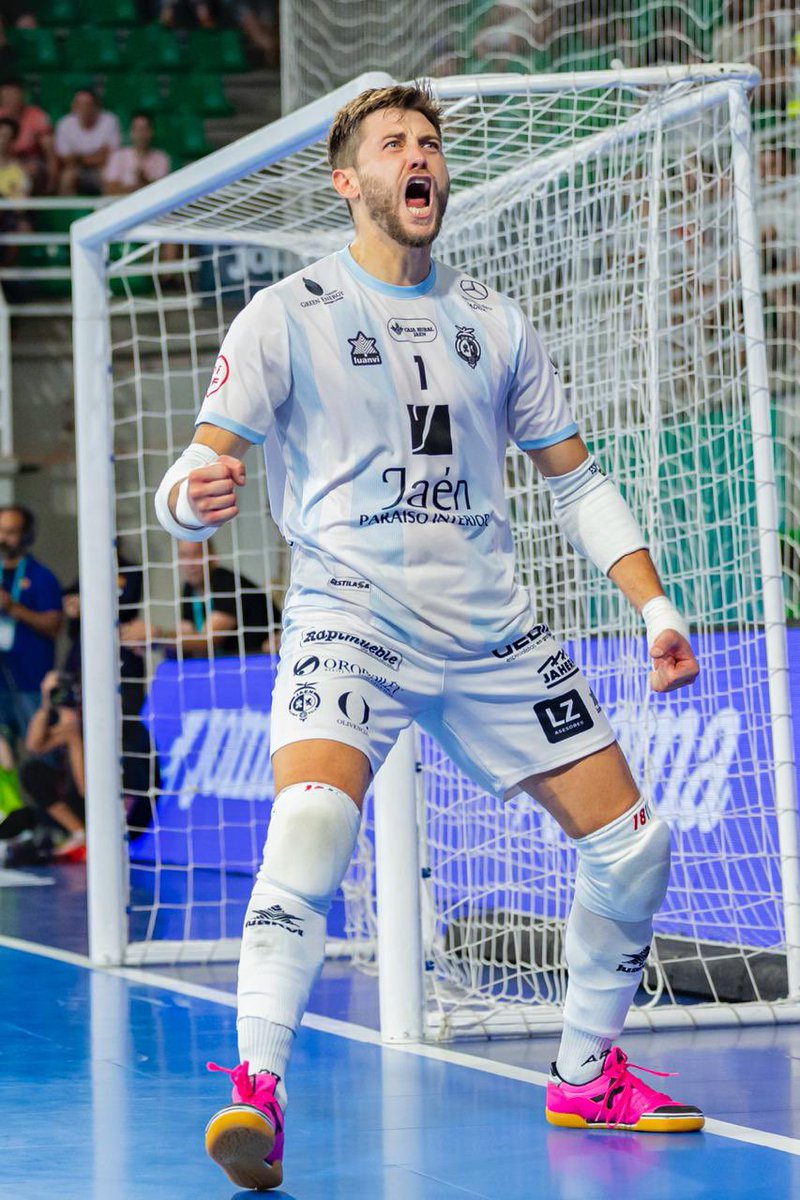 EspindolaFutsal's tweet photo. A la FINAL 🏆🔥
2-2 y lo sacamos en los penaltis… este equipo tiene alma 💪
GRACIAS a nuestra afición, habéis sido el motor en cada momento 🙌❤️
Mañana, la final.
Vamos juntos. ⚽🔥
#CopaDelRey #FútbolSala #AFinal #Equipo https://t.co/b0B5RTAlWI