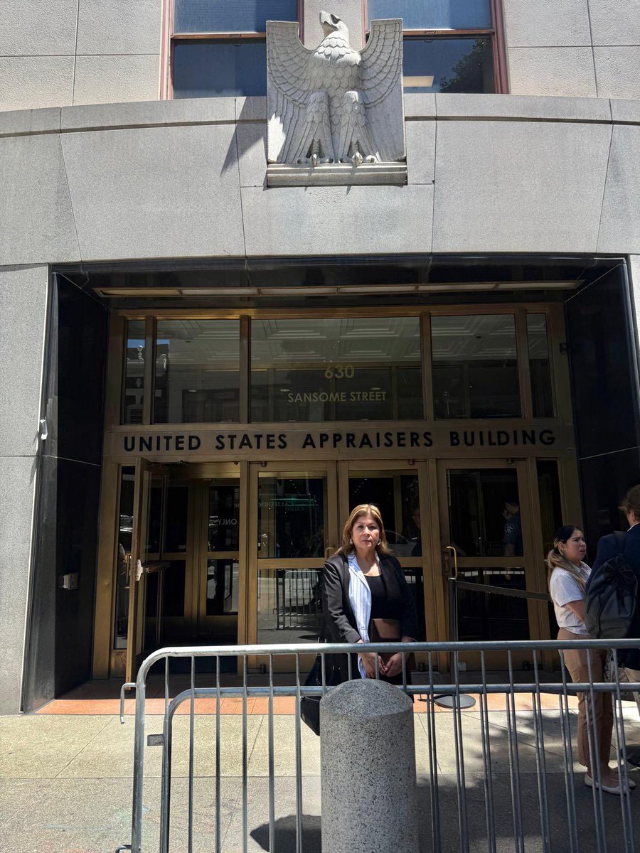 ConsulmexSFO's tweet photo. El equipo de Protección de @ConsulmexSFO visita el Centro de Procesamiento de ICE-ERO San Francisco para conocer el estado en que se encuentran personas mexicanas detenidas e informarles sobre sus derechos. 
#ProtecciónConsular #InformaciónEsProtección
@vcalva @MarcoAMena https://t.co/X74OGADLbM