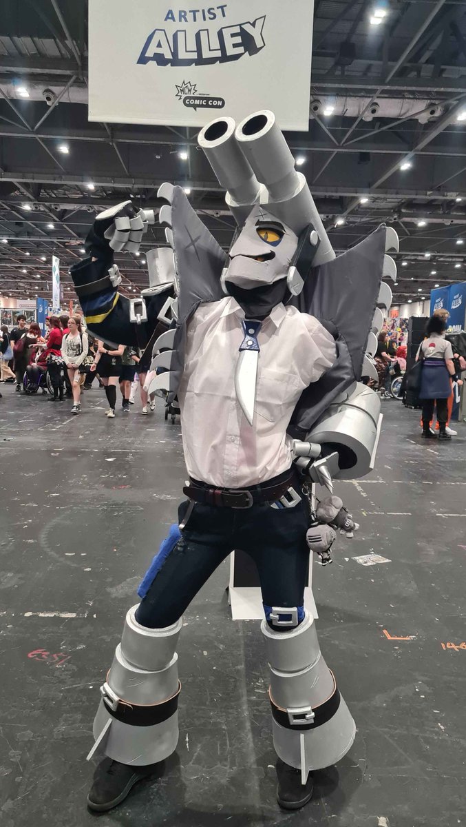ItzaMeMango's tweet photo. Day 1 of MCM London done! I had a ton of fun despite the heat. Thank you to anyone who recognised me it really means a lot, be back tomorrow for day 2!

#smg4 #smg4mrwpnz #smg4fanart https://t.co/CaWQfRfYJg