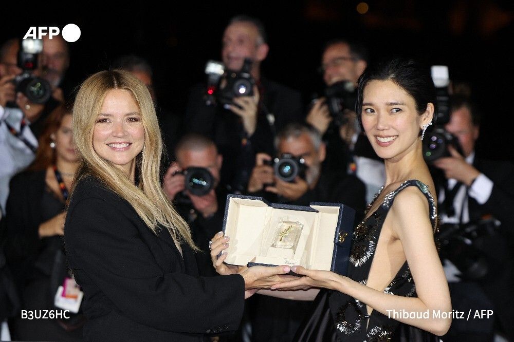 afpfr's tweet photo. ⭐️ #Cannes2026: une actrice confirmée, une autre en devenir: la Belge Virginie Efira et la Japonaise Tao Okamoto, lauréates d'un prix d'interprétation commun dans "Soudain", ont été récompensées à des stades très différents de leur carrière. 
➡️ https://t.co/XYBaOBXGs4 https://t.co/yb43uD6rDf