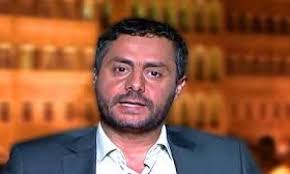 fannahari's tweet photo. خلافات حوثية في ذمار تهدد الأمن البيئي والغذائي والزراعي!!

منذ سنوات يحاول محافظ ذمار المُعين من قبل الجماعة (محمد ناصر البخيتي) إقالة مدير عام الشركة العامة لإنتاج بذور البطاطس (همدان الأكوع)، الذي يستند إلى قيادات هامة في الجماعة.
في الفترة الأخيرة، برزت إلى السطح قضية شحنة بذور البطاطس المصابة بمرض «العفن البني»، المستوردة عبر شركة يمن أجريكو. هذه الشحنة تم التحفظ عليها من قبل الجهات المختصة، إلا أن تدخل المحافظ البخيتي أفضى إلى الإفراج عن الشحنة، مصادر قالت أن الشركةالمستوردة دفعت مقابل مالي كبير للمحافظ البخيتي مقابل جهوده في الإفراج عن الشحنة، إلا أن المجتمع المحلي والجمعيات الزراعية والجهات الرسمية ضجت، وقالت أن هذه البذور غير مطابقة للحد الأدنى من المواصفات المطلوبة وتشكل خطراً كارثياً على التربة والإنتاج الزراعي المحلي.
ولأن الفساد ينخر الجماعة، فقد تم تسليم الشحنة المتعفنة إلى معمل فيرمي يمن لانتاج السماد العضوي، بالرغم أيضا من خطورة تحويلها إلى سماد على التربة والإنتاج الزراعي. وللأسف تم التخلص منها في عدد من المواقع الزراعية في محافظة ذمار، مما يشكل تهديدا مباشرا وخطيرا على الأمن الزراعي والبيئي في اليمن، بحسب البيانات والمذكرات الصادرة عن الجهات المختصة!!
المحافظ البخيتي، اعتبرها فرصة لتصفية حساباته مع مدير عام شركة انتاج بذور البطاطس (حكومية تتبع وزارة الزراعة)، وظهر في مقطع مصور، يتهم الشركة بالفساد وانها تحتكر البذور! ولم يتطرق إلى أن هناك شحنة فاسدة ستؤثر على التربة والإنتاج الزراعي! ولم يقل شيئا عن أي إجراء اتخذه ضد من ادخل الشحنة الفاسدة إلى ذمار -وهو أحدهم- أو ضد من حولها إلى سماد ووزعها في الأراضي الزراعية! لم يقل شيئا عما سيفعله من أجل الحفاظ على المناطق التي جرى توزيع الشحنة فيها.. كل ما قاله هو أن القيادات الحوثية مهتمة في محاسبة شركة البذور وأن إقالة مديرها مسألة وقت! لكنها غير مهتمة بمحاسبة الشركة التي استوردت الشحنة الفاسدة، ولا المسؤولين الذين تدخلوا وافرجوا عن هذه الشحنة!! إذ لا علاقة لها بحماية الأرض والإنسان!
البخيتي لم يتورع حتى عن اعتقال موظفين اعترضوا على الافراج على الشحنة المتعفنة وتحويلها إلى سماد، ولا يزال المهندس عمر عصام عبدالعزيز في السجن حتى الآن!
وبعيدا عن الخلاف المصلحي البحت بين القيادات الحوثية في ذمار فان الثمن سندفعه نحن أبناء المحافظة خصوصا وأبناء اليمن عموما من الكارثة البيئية التي ستؤثر على الإنتاج الزراعي وعلى الأمن الغذائي عموما، نتيجة دخول هذه البذور الفاسدة، من قبل أصحاب الضمائر الفاسدة!!
أما الخلاصة، فقد صارت ذمار إقطاعية خاصة بـ"محمد ناصر البخيتي" وأسرته وحاشيته ومطبليه، ولم يعد فيها من يجرؤ على قول الحق والاعتراض.. صارت خانعة خاضعة راضخة وهي تلك التي لم تدع محافظا يتولاها ويغادرها بسلام دون أن ينال حظا من التهكم الساخر والنكات اللاذعة الذي يصل حد اعلان الرفض والتغيير.
يتعامل البخيتي مع رؤساء المؤسسات الحكومية في محافظة ذمار وكأنهم أجراء، ومن لا يسير في فلكه وينفذ رغباته الشخصية فان مصيره الاقتلاع، ومن يتعذر تغييره -بالذات رؤساء الوحدات المستقلة التي لا تتبعه-، لا يدخر جهدا في استخدام أساليب لا تخطر بال، وما يستخدمه حاليا مع همدان الأكوع إلا نموذج، وما استخدمه من قبل مع طه الهندي وصالح الفلاحي وطالب النهاري وحمود الموشكي والقاضي الجزائي العمدي وغيرهم كثير ممن لا أتذكر الآن إلا دليل على فشل إداري مريع، واستغلال للسلطة وإساءة لاستخدامها.
لقد شوهت هذه الجماعة عموما الوظيفة العامة، ووضعت أناس ليس لديهم أي خبرات أو مهارات أو مؤهلات أو خلفيات معرفية على هرم المؤسسات الحكومية، ونظرا لذلك كانت النتيجة تردي واضح في تقديم الخدمات للمواطنين والتعويض بالتصوير والبهرجة والحور الإعلامي الزائف. كانت النتيجة أيضا تدميرا ممنهجا للأرض والإنسان، هلاكا للحرث والنسل، تلاعبا بمستقبل الأجيال، خرابا لكل جميل.. تضحية بمقدرات البلاد..
والعاقبة للمتقين
وحسبنا الله ونعم الوكيل

فؤاد النهاري