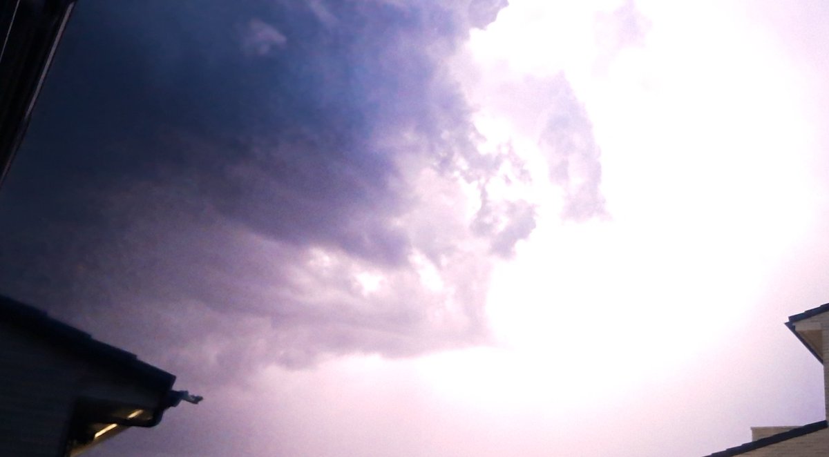 Naturalis_'s tweet photo. #tormenta eléctrica en #Valladolid ahora mismo.

@ElTiempo_tve 
@TiempoCyLTV @aquilatierratve https://t.co/jVeQokCbv9