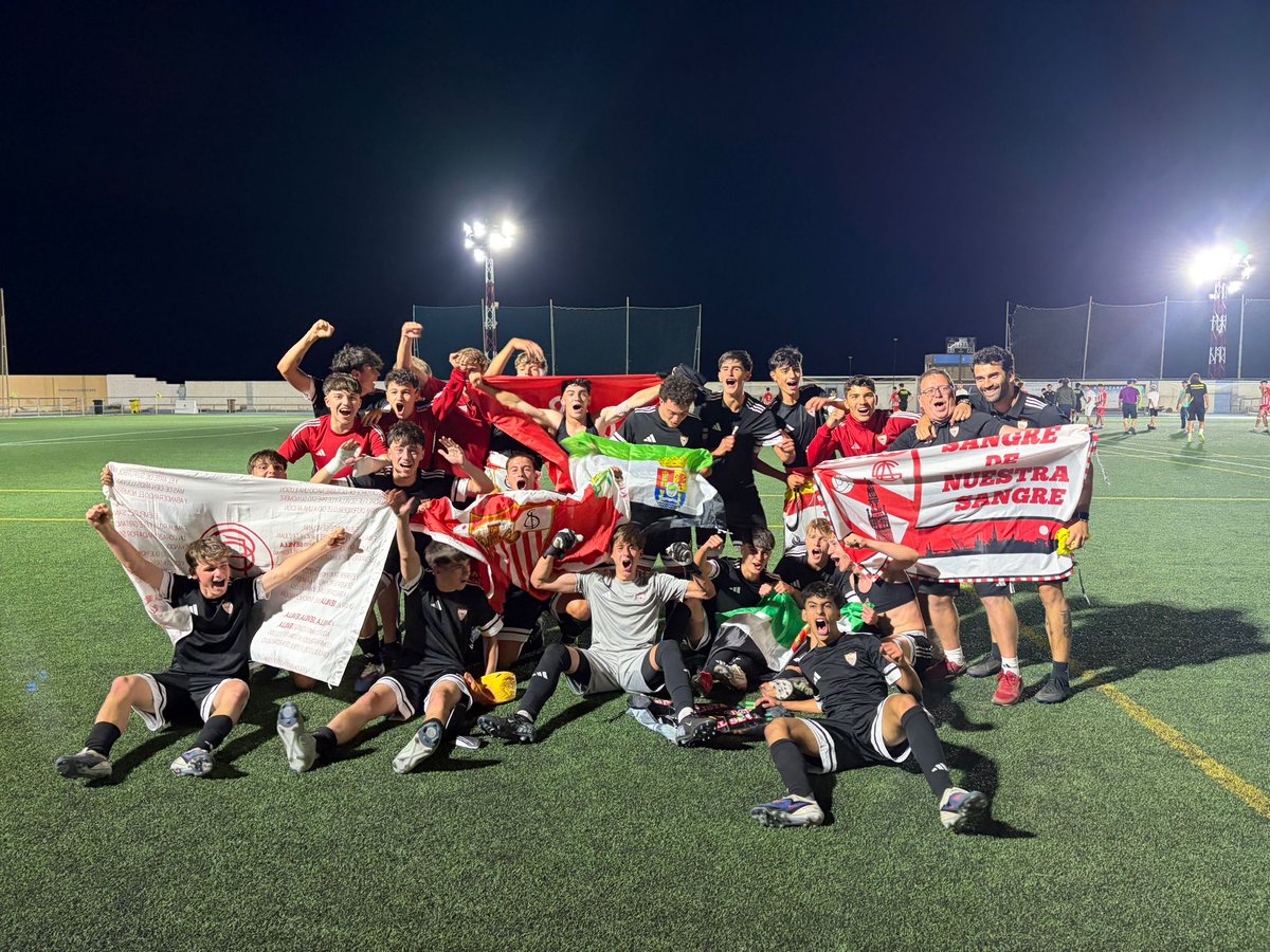 CanteraSFC's tweet photo. ¡Campeonessssssssssssss!

El primer equipo cadete se proclama campeón de Liga tras el triunfo en Almería:

@AcademiaUDA 2-3 #SevillaFCCadA

⚽️ Wiri (2) y Raúl

¡Enhorabuena, CAMPEONES! 🏆

#CanteraSevillaFC ⚪️🔴 https://t.co/oKqZUqPkqc