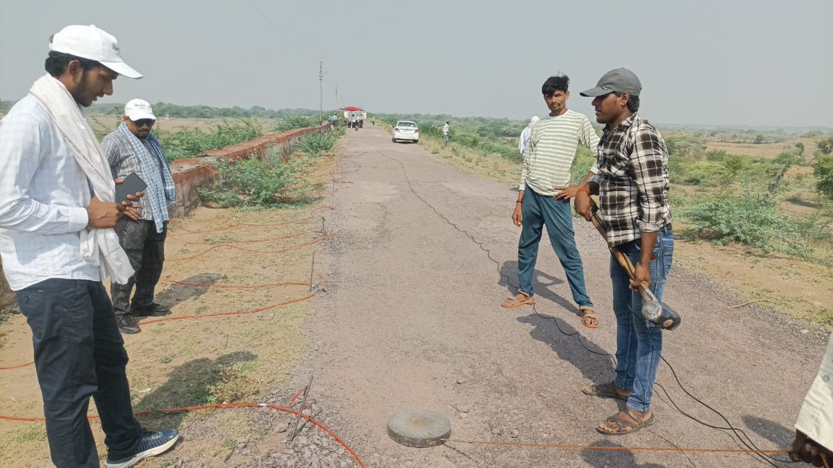csmrsdelhi's tweet photo. CSMRS engineering geophysics team is conducting advanced geophysical investigations at the Maudaha Dam. The investigation is being carried out along the length of both the left and right embankments to assess internal health and material uniformity. This vital study helps detect hidden anomalies and guarantees long-term structural stability—keeping our infrastructure safe and resilient especially for water stressed districts of Uttar Pradesh. 

#JalShakti #CSMRS #15CrHarGharJal #UttarPradesh #DamSafety #Geophysics  #MaudahaDam