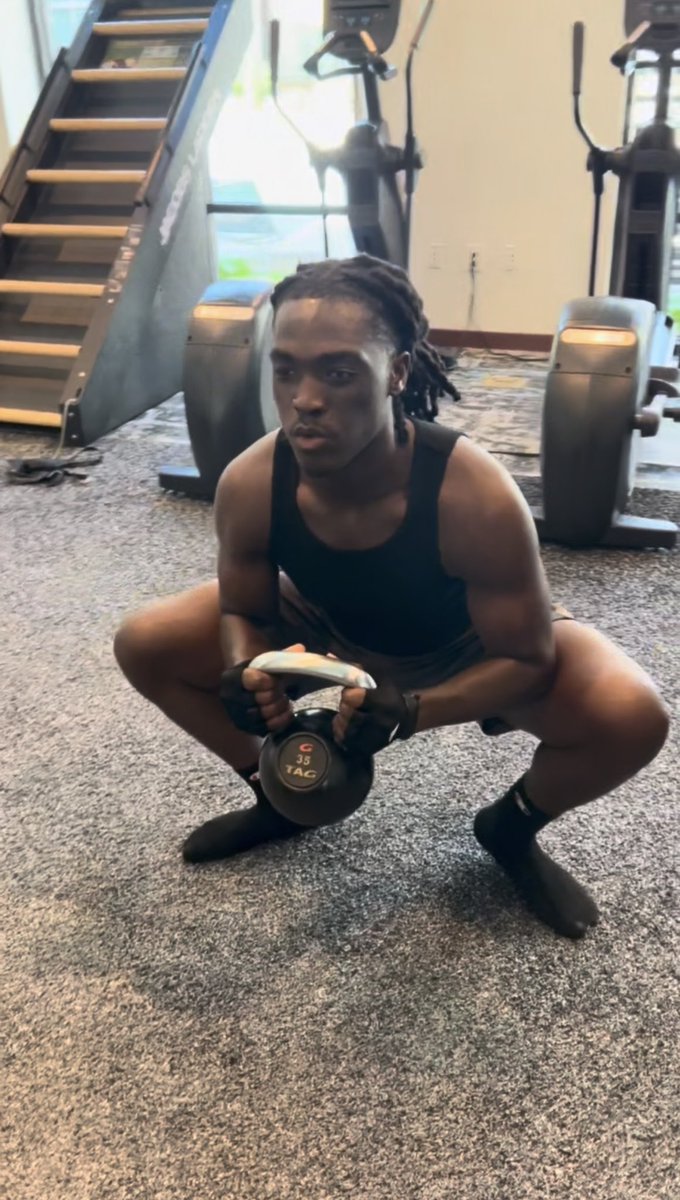 kevion_munford's tweet photo. DE,EDGE
6’4 230
4-5 years of eligibility 
Inbox still open‼️
#lookingforahome 
#letsball https://t.co/lUiUef1SVg
