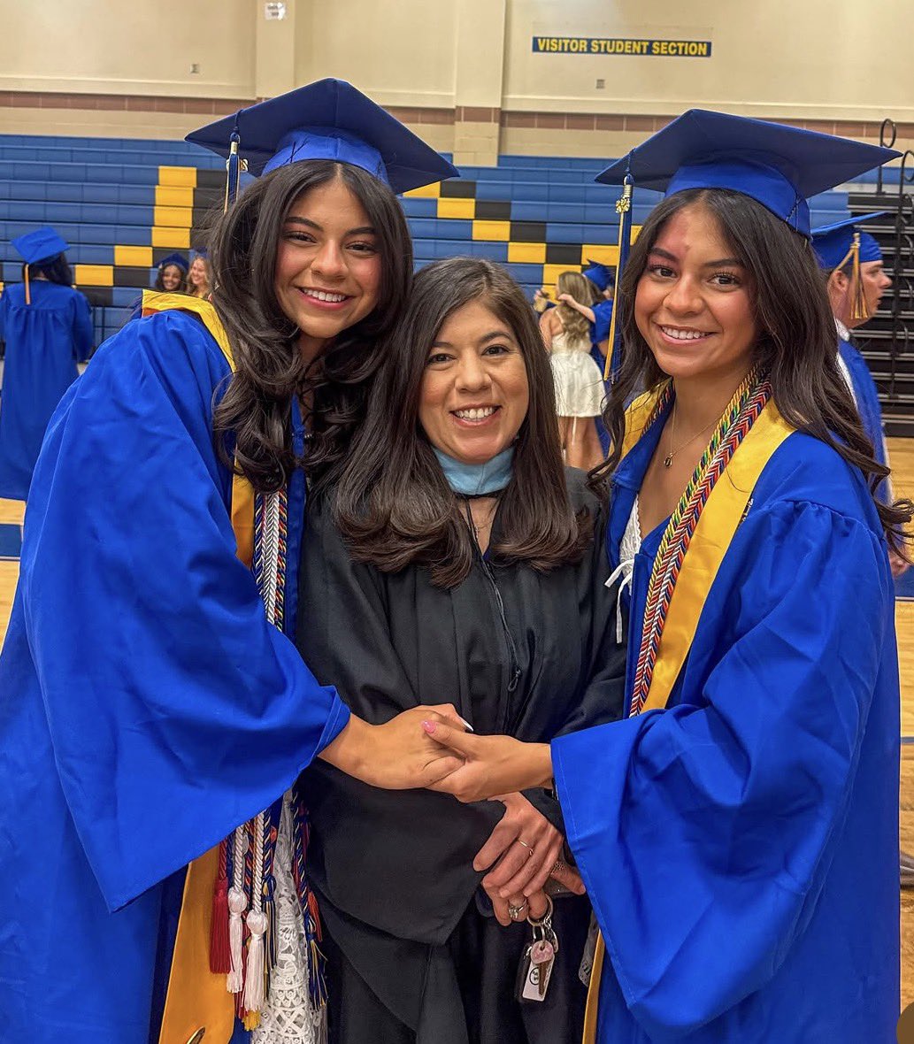 MrsG03812's tweet photo. It was a BIG day for the 3 of us. Twin graduates, selected as HPMS Principal…all 3 of us are Tivy grads. #TFND #KISDisHomeToMe #PetersonProud #TogetherWeCan #KISDinspires @HPetersonMS https://t.co/l5Z3TVqAtI