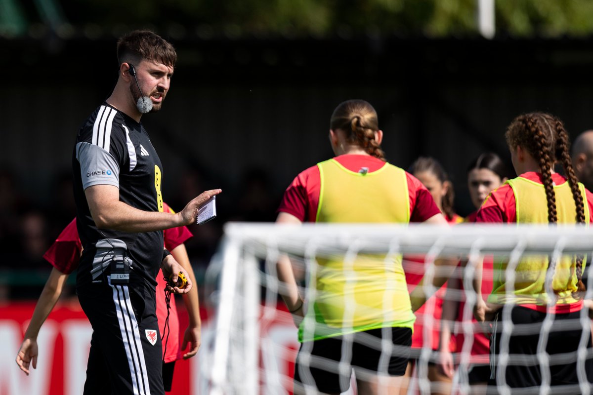 FAWCoachEd's tweet photo. @_ManishaTailor_ 🏴󠁧󠁢󠁷󠁬󠁳󠁿 Warren Holmes takes the candidates through Dealing with Pressure in 1v1 situations out on the pitch at Dragon Park. https://t.co/VXUoKg3YH5