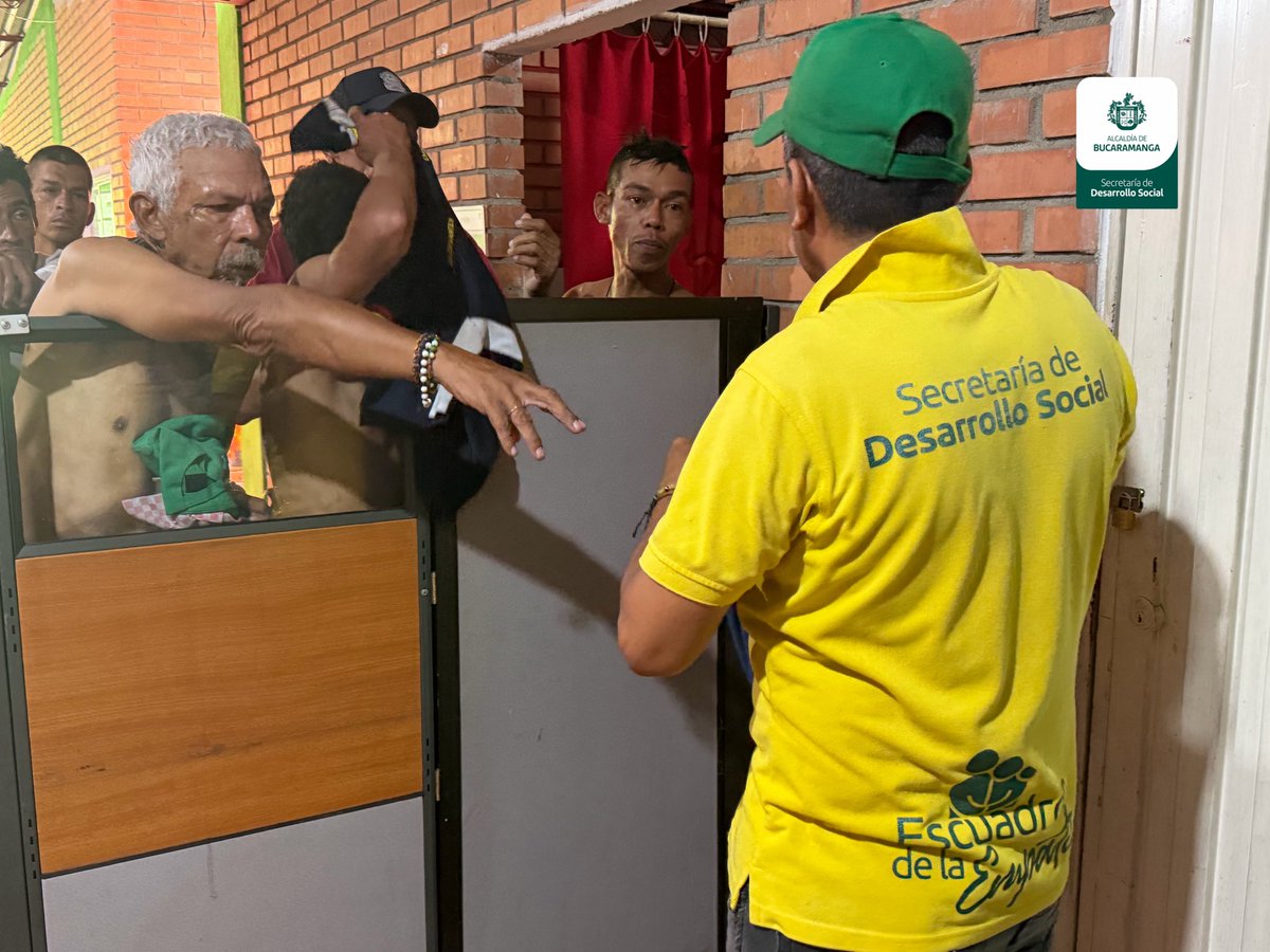 DesarrolloBGA's tweet photo. Hoy unimos esfuerzos por el bienestar y dignificación de la ciudadanía en habitanza en calle🤝, junto al alcalde Cristian Portilla y la Secretaría de Desarrollo Social y Secretaría de Salud realizamos una jornada integral con servicios de salud, atención psicosocial, autocuidado, https://t.co/ZQRlMCejk4