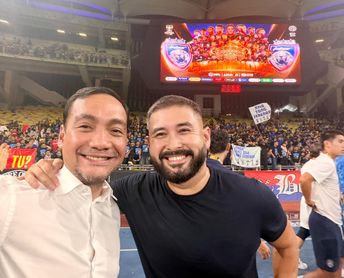 onnhafiz's tweet photo. Syukur Alhamdulillah. Tahniah kepada pasukan Johor Darul Ta’zim (JDT) atas kejayaan menjuarai Piala Malaysia 2025/26 selepas menewaskan Kuching City FC dengan kemenangan 2-0 dalam aksi final yang penuh semangat dan mendebarkan.

Menjunjung kasih Duli Yang Amat Mulia Tunku Mahkota Ismail, Pemangku Sultan Johor atas kepimpinan, komitmen dan usaha berterusan dalam memartabatkan bola sepak Johor sehingga JDT terus menjadi kebanggaan bukan sahaja di peringkat negara, malah di persada dunia.

Atas perkenan Duli Yang Amat Mulia Pemangku Sultan Johor, dengan ini Kerajaan Negeri Johor bersetuju untuk mengisytiharkan hari Isnin, 25 Mei 2026 sebagai Hari Cuti Peristiwa bagi Negeri Johor sempena kejayaan JDT merangkul Piala Malaysia 2025/26.

Sesungguhnya, kemenangan ini adalah hadiah buat seluruh Bangsa Johor dan para penyokong JDT yang sentiasa berdiri teguh di belakang pasukan, dalam suka dan duka, di setiap perlawanan, di setiap musim.

Terima kasih juga kepada barisan pemain, jurulatih, pengurusan pasukan dan seluruh keluarga besar JDT atas kejayaan yang cukup membanggakan ini.

AYUH JOHOR! AYUH JOHOR! LUASKAN KUASAMU JOHOR!

Allah Peliharakan Sultan
Allah Berkati Johor
Kepada Allah Kita Berserah

#BangsaJohor #MajuJohor #JDT #LuaskanKuasamuJohor