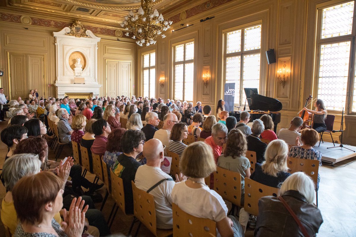 jp_lecoq's tweet photo. Énormément de monde cet après-midi @mairie6paris pour un Spectacle du Samedi qui a accueilli un concert 🎶 du Festival de Jazz à Saint Germain des Prés très apprécié! 
Une belle tradition qui remonte aux années 45 &amp; 50 avec Boris Vian, Claude Luter, Sidney Bechet, Miles Davis… https://t.co/w53KpQqrBe