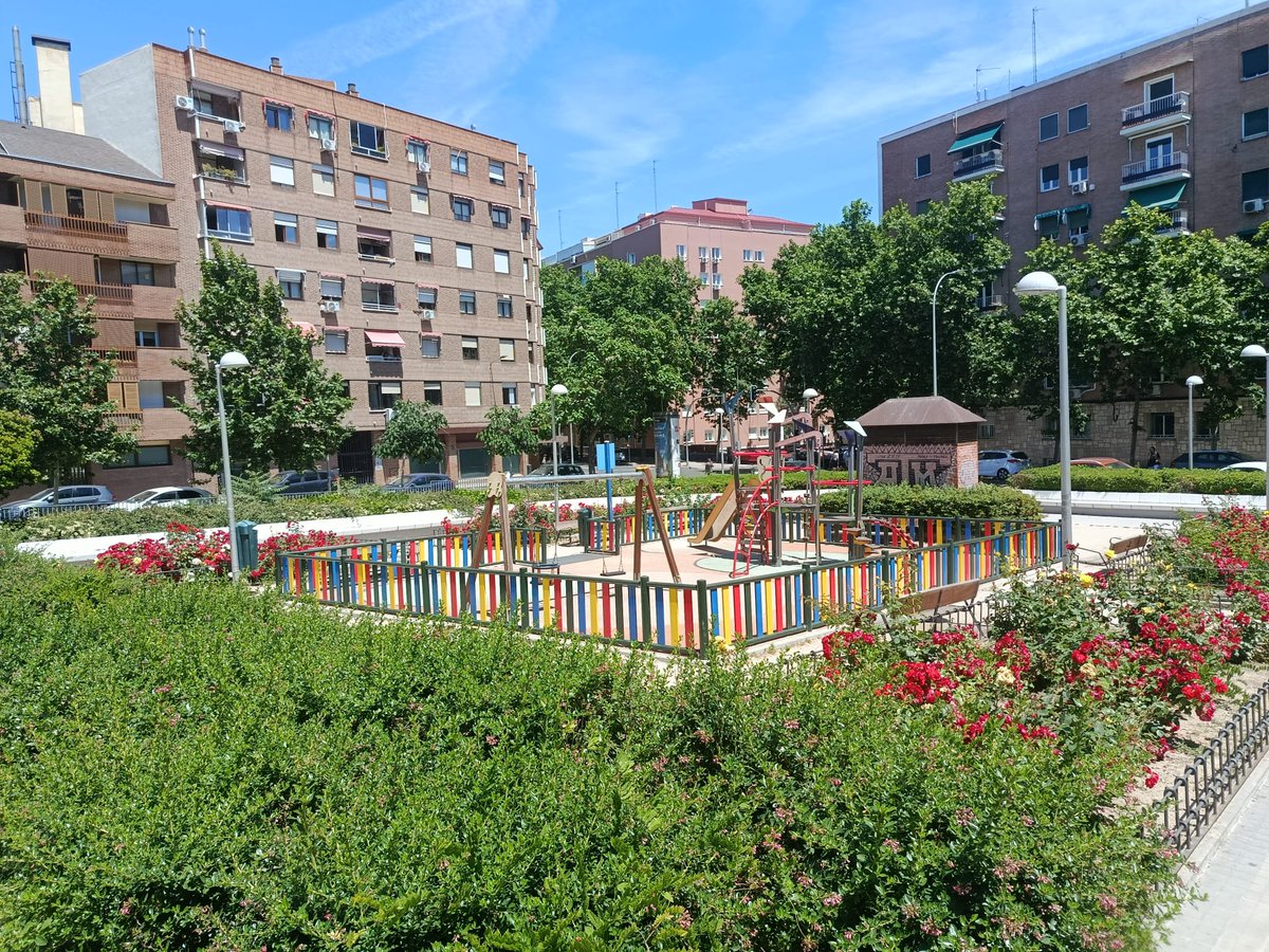 asocvec4Ctetuan's tweet photo. Ya llegó el calor y parques como el de San Germán siguen sin ninguna sombra, a pesar de la proposición aprobada en Pleno por unanimidad antes del verano pasado. Las superficies arden, el sol quema. 
🔥🥵🌡️🛝🔥

¿Hasta cuándo? ¿Damos otro verano por perdido? 🧐 https://t.co/0odHOwW7tn