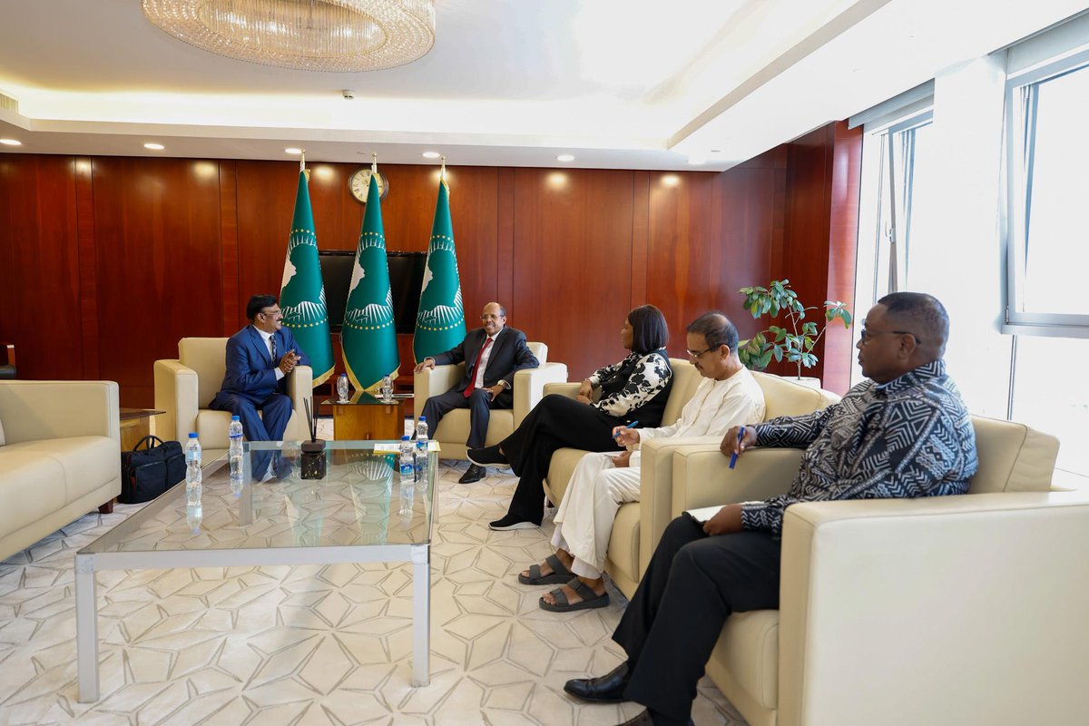 _AfricanUnion's tweet photo. Mr. G. Rathinavelu, Chairman and Co-Founder of the Africa India  Economic Foundation (AIEF), yesterday paid a courtesy call on the  Chairperson of the African Union (AU) Commission, H.E. Mahmoud Ali  Youssouf, @ymahmoudali.

They discussed on strengthening AU–AIEF cooperation in advancing  Africa–India economic engagement, investment partnerships, innovation,  entrepreneurship, and sustainable development in line with Agenda 2063.

Read @ https://t.co/fMlIA0m9pV