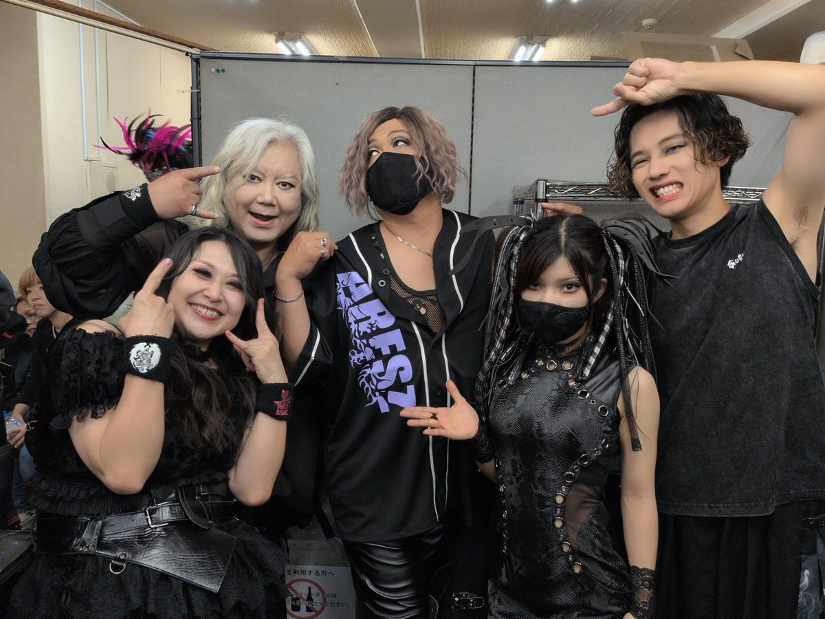 WINDZORJAPAN's tweet photo. 本日はご来場いただき、誠にありがとうございました。
取り急ぎのお礼のみとなってしまいますが、また改めて明日ご挨拶させていただきます。

会場の熱量とみなさまとの一体感に、胸がいっぱいになる時間でした。
とても温かく、忘れられない夜となりました。

本当にありがとうございました。 https://t.co/8SeMhUg0Dn