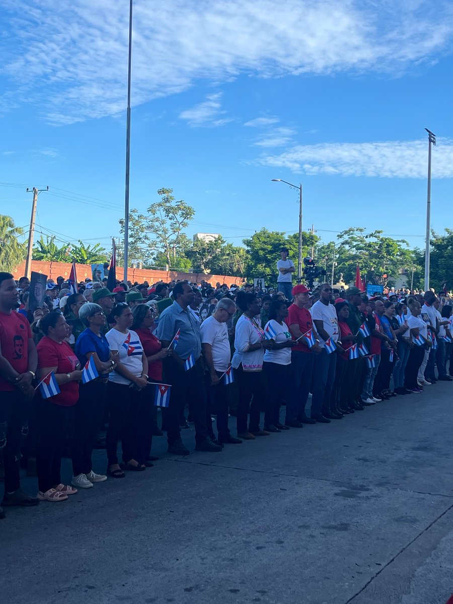 lorente_pavia's tweet photo. 🇨🇺 Frente al Palacio de Justicia de Santiago de Cuba, el pueblo santiaguero rechazó las acusaciones contra el General de Ejército Raúl Castro Ruz y reafirmó su compromiso con la Patria y la soberanía nacional.

#RaúlEsRaúl #LaPatriaSeDefiende ✊🇨🇺 https://t.co/cXOW1RUPet
