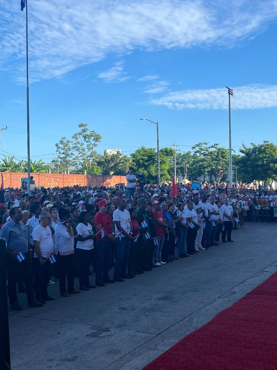 lorente_pavia's tweet photo. 🇨🇺 Frente al Palacio de Justicia de Santiago de Cuba, el pueblo santiaguero rechazó las acusaciones contra el General de Ejército Raúl Castro Ruz y reafirmó su compromiso con la Patria y la soberanía nacional.

#RaúlEsRaúl #LaPatriaSeDefiende ✊🇨🇺 https://t.co/cXOW1RUPet