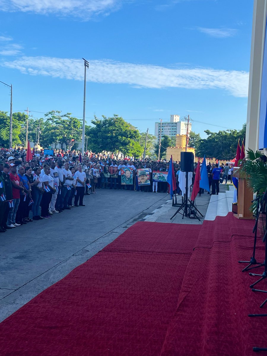 lorente_pavia's tweet photo. 🇨🇺 Frente al Palacio de Justicia de Santiago de Cuba, el pueblo santiaguero rechazó las acusaciones contra el General de Ejército Raúl Castro Ruz y reafirmó su compromiso con la Patria y la soberanía nacional.

#RaúlEsRaúl #LaPatriaSeDefiende ✊🇨🇺 https://t.co/cXOW1RUPet