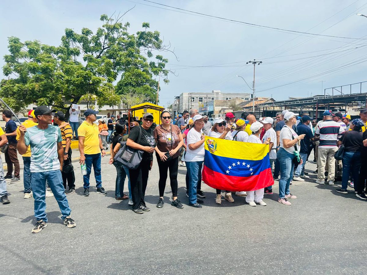 CaleidoHumano's tweet photo. La plaza Virgen Del Valle, fue el centro de la protesta este #23Mayo para exigir el derecho al agua en la ciudad de Cumaná, estado Sucre. 

#Caleidoinforma
Cobertura especial del #NotiDesca para #CaleidoHumano https://t.co/luXbtM2zh3