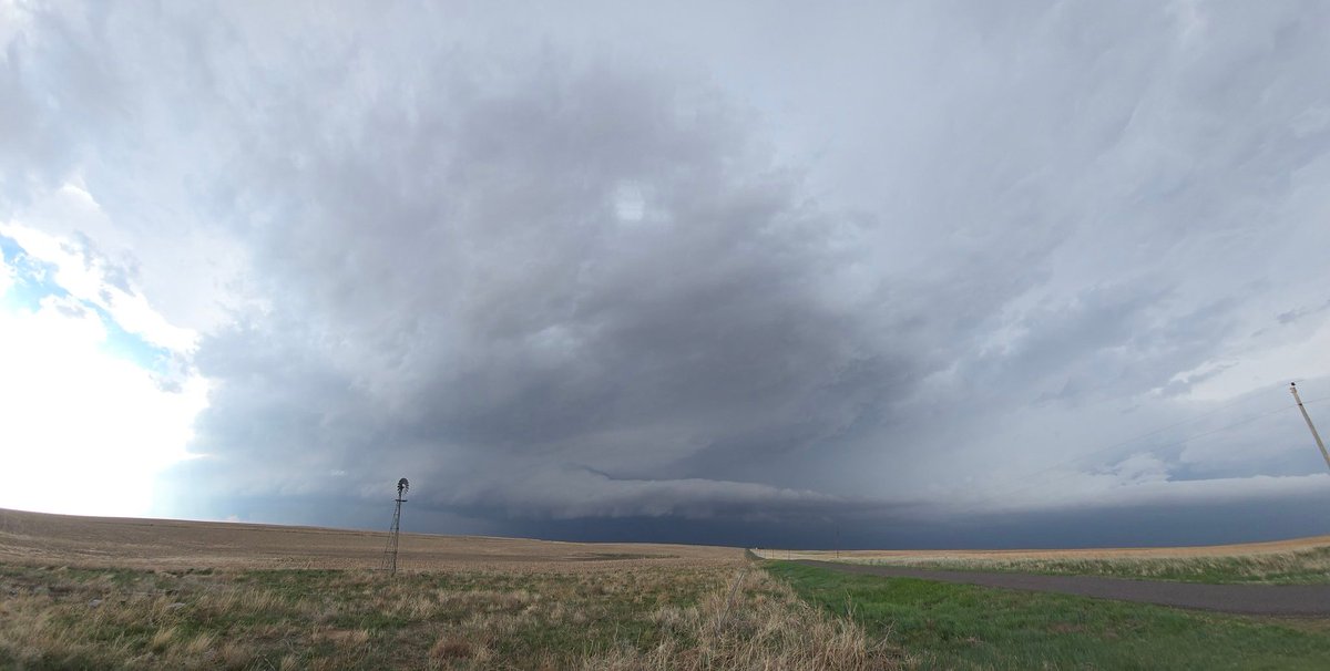 diftone's tweet photo. @sdantwx @CameronJNixon Agreed.  Though the new meso looked impressive with SVC pretty evident along its inflow seeming to draw in from the northward moving cell to its east.  The old meso is what produced, at least initially. https://t.co/hidSbQaE7F