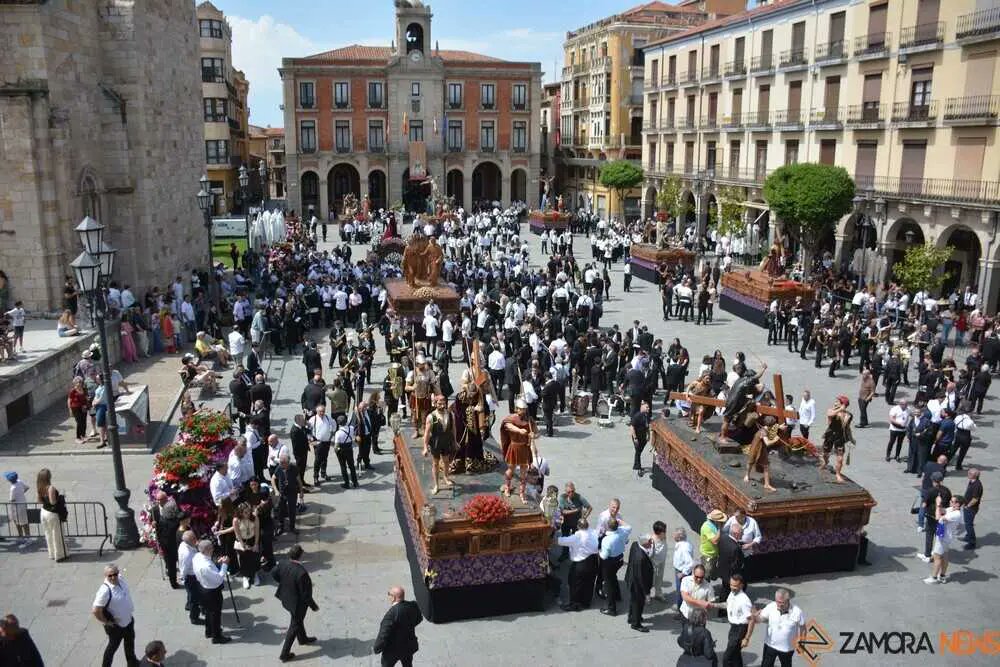 news_zamora's tweet photo. La Zamora eterna acompaña a Jesús Nazareno en su 375 aniversario con una procesión para la historia
https://t.co/SFHJiGyvwE https://t.co/9kgv7OBB5w