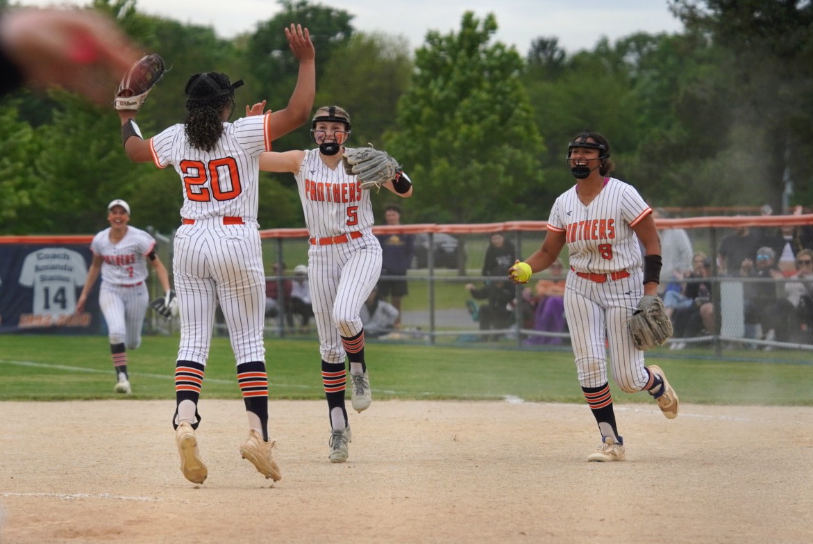 AdalynnFugitt28's tweet photo. REGIONAL CHAMPS!π I was on base 4/4 times with 2 RBIs and some good defensive stops at 2B! Shout outs to @JaelynnAnthony1 throwing gas and @PaytonHatzinger being a wall behind the plate π₯ Let's go @OHSPantherSB!!! πͺ #samemission #defendingstatechamps #poweroffriendship
@ScaramuzziAnnie @coach_haileym @megan_maruna7